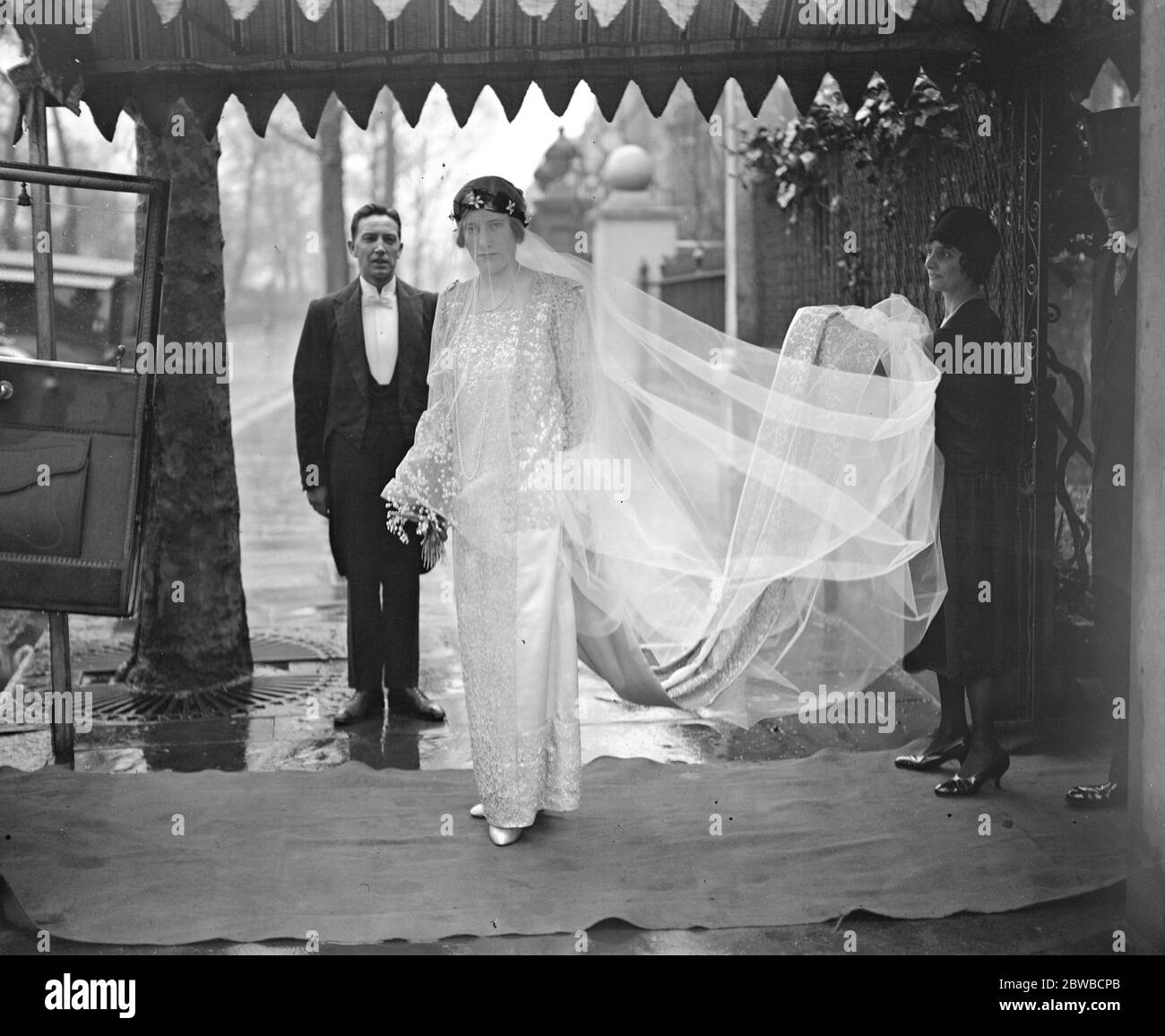 La sig.na Nancy Tennant lascia la sua casa per il suo matrimonio con il sig. Sylvester Gates alla chiesa di St Margaret , Westminster . 16 febbraio 1928 Foto Stock