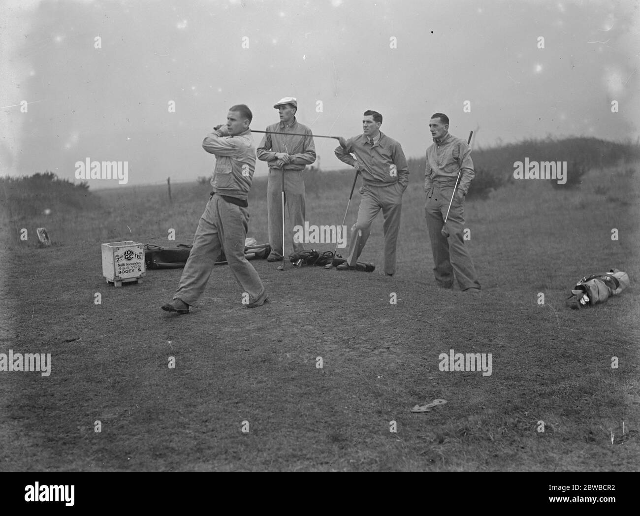 Membri dell'Arsenal Football Club sui campi da golf Dyke di Brighton . Scogliera Bastin in guida. 1938 Foto Stock