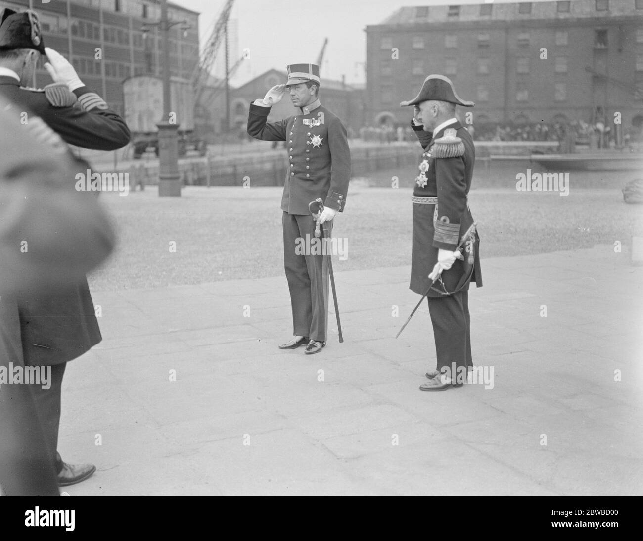 Il Principe ereditario di Svezia e Lady Louise Mountbatten visitano lo Squadrone di battaglia svedese a Shierness . Il Principe ereditario con l'ammiraglio Sir Hugh Evan Thomas , Comandante in Capo del Nore . 3 luglio 1923 Foto Stock