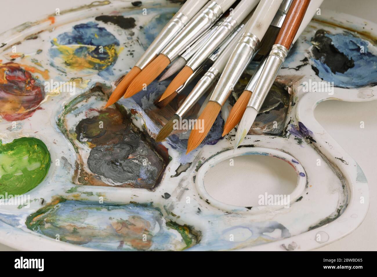 pennelli e palette di pittura usate Foto Stock