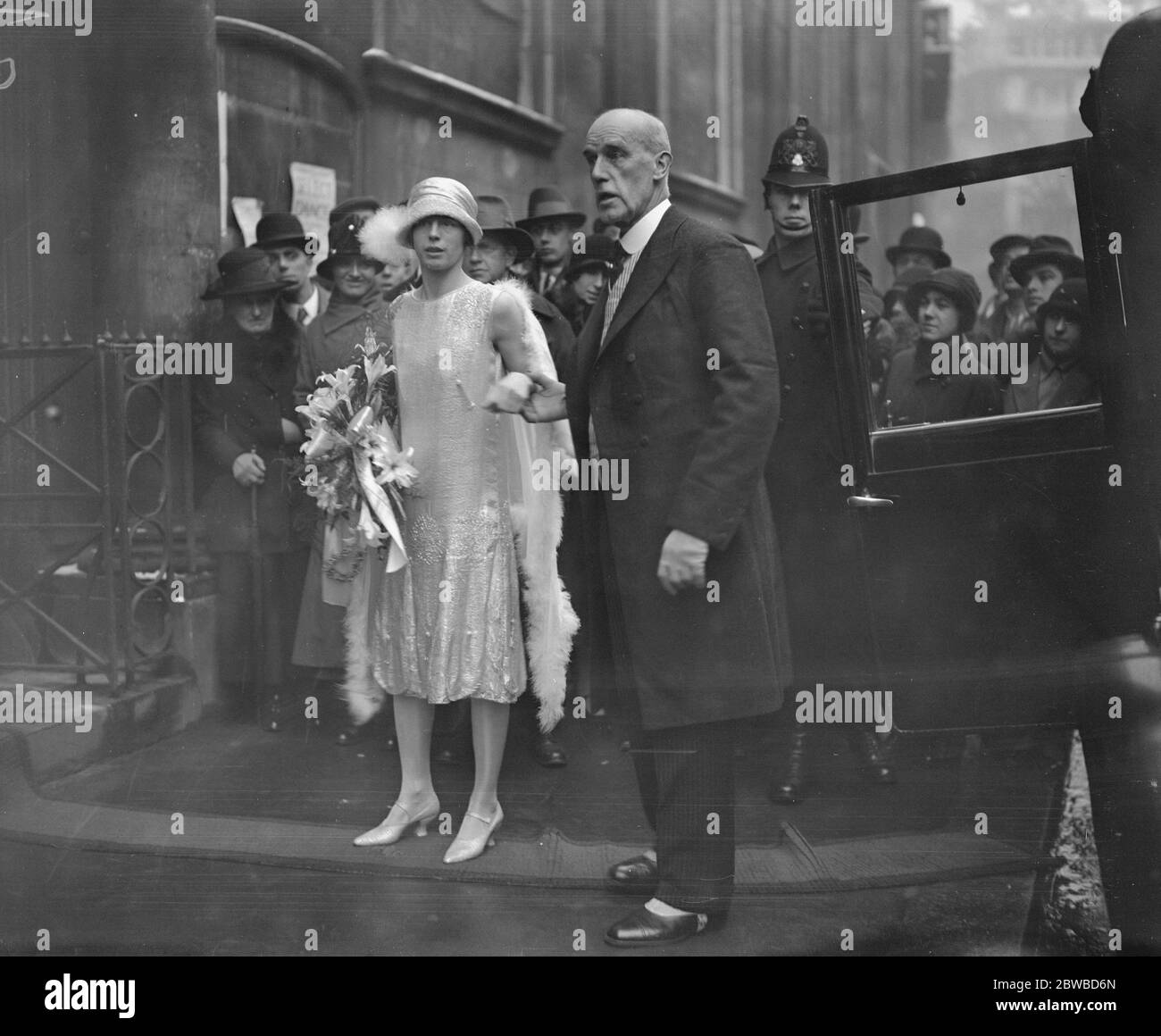 Nozze di W Leslie Farrer e di Miss Marjorie Pollock presso la Chiesa di St Margaret Lothbury , città di Londra . La sposa con il padre, Sir Ernest Pollock . 16 gennaio 1926 Foto Stock