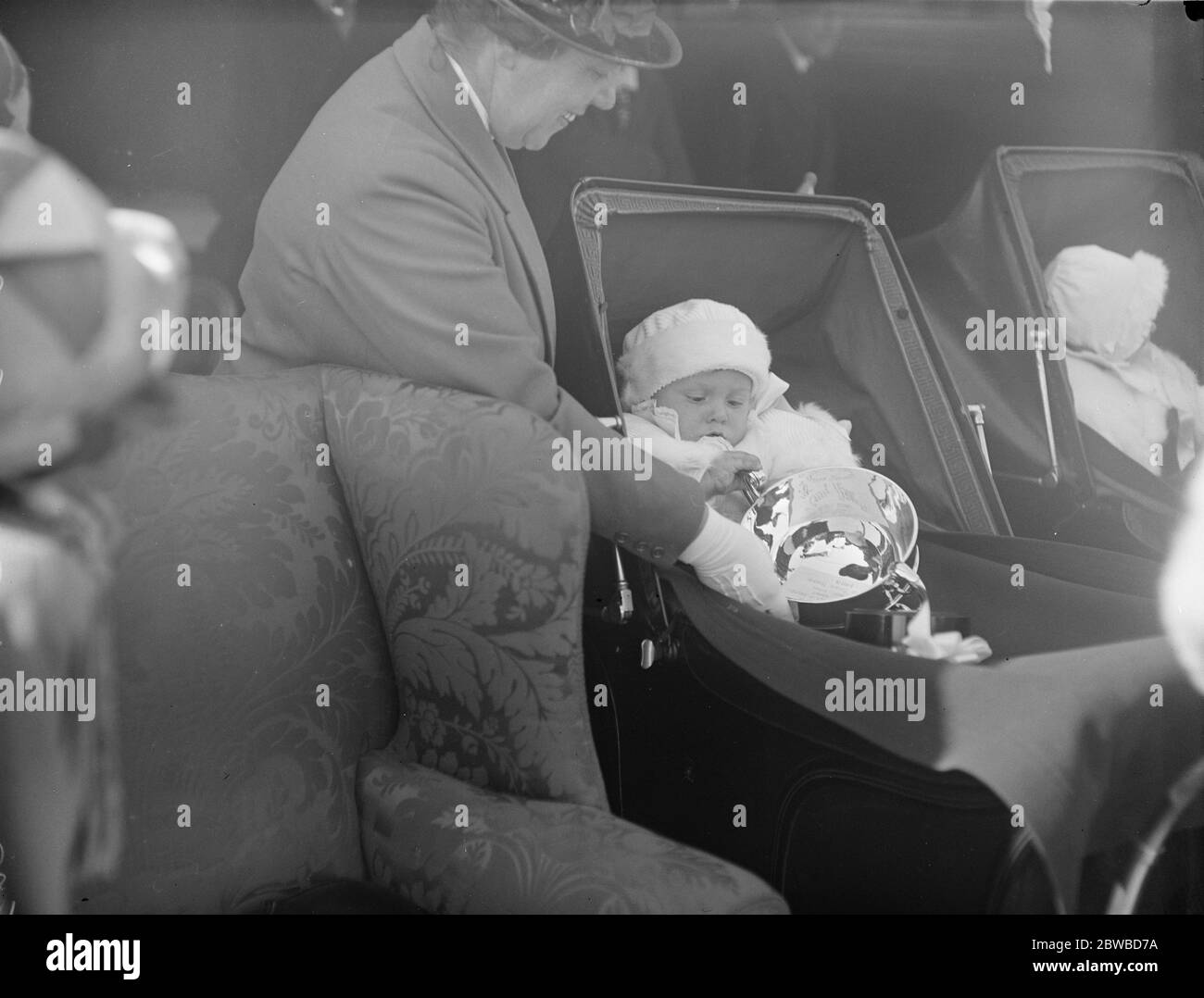 Marchese degli inquilini di Anglesey e dei gemelli anglesey . Il piccolo conte di Uxbridge interessato ai suoi doni . 22 settembre 1923 Foto Stock