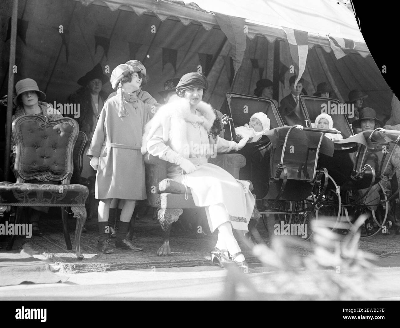 Marchese degli inquilini di Anglesey e dei gemelli anglesey . Il figlio gemello e la figlia di Lord e Lady Anglesey hanno presentato doni a Plas Newydd , Galles . La Marchesa di Anglesey con i gemelli e Lady Elizabeth e Lady Caroline Paget ascoltando il suo discorso dei mariti . 23 settembre 1923 Foto Stock