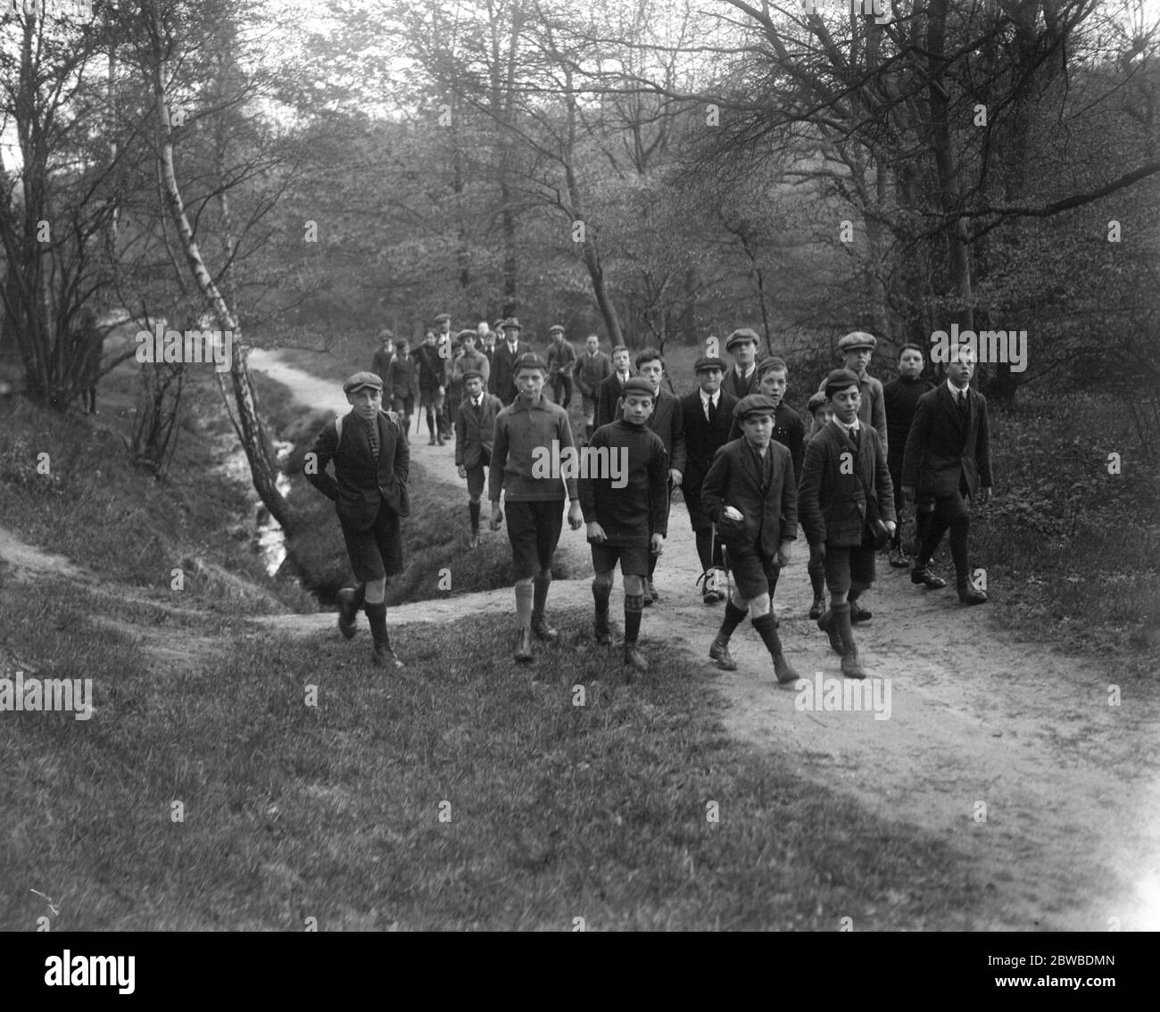 Pellegrinaggio di maggio al pozzo di Ceasars , comune di Wimbeldon , da ragazzi della scuola di West Hall , Wandsworth Foto Stock