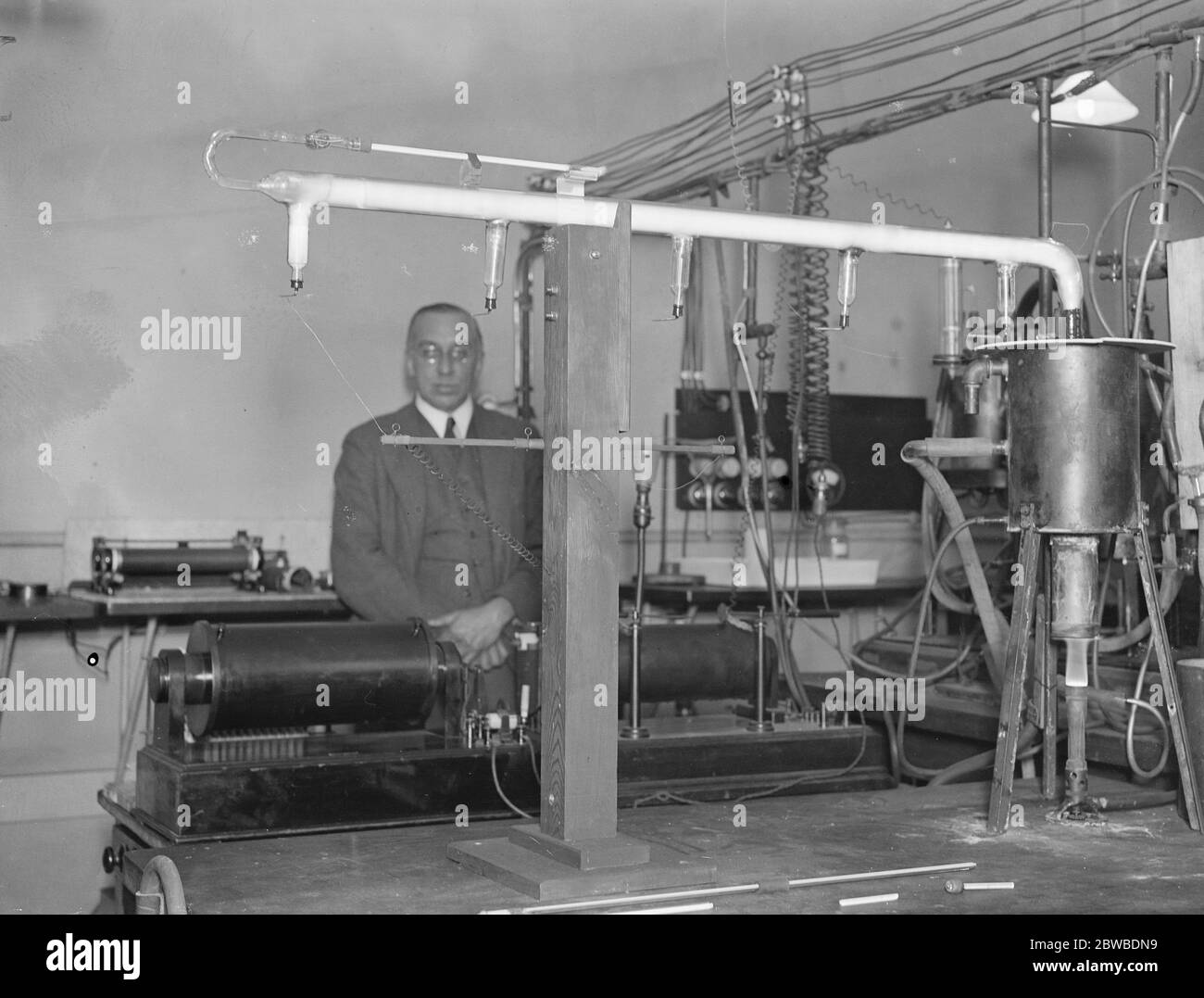 Presso il laboratorio fisico nazionale di Teddington . Nuovo tipo di pompa a vuoto . Foto Stock