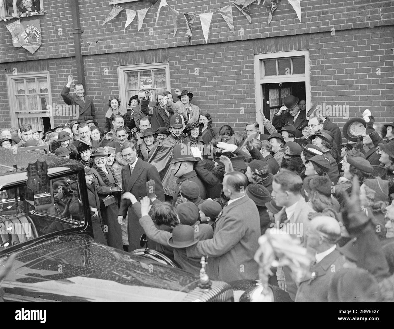Re Giorgio VI partì dopo aver visitato i suoi inquilini a Denny Crescent , durante il suo tour del Ducato di Cornovaglia . 17 marzo 1937 Foto Stock