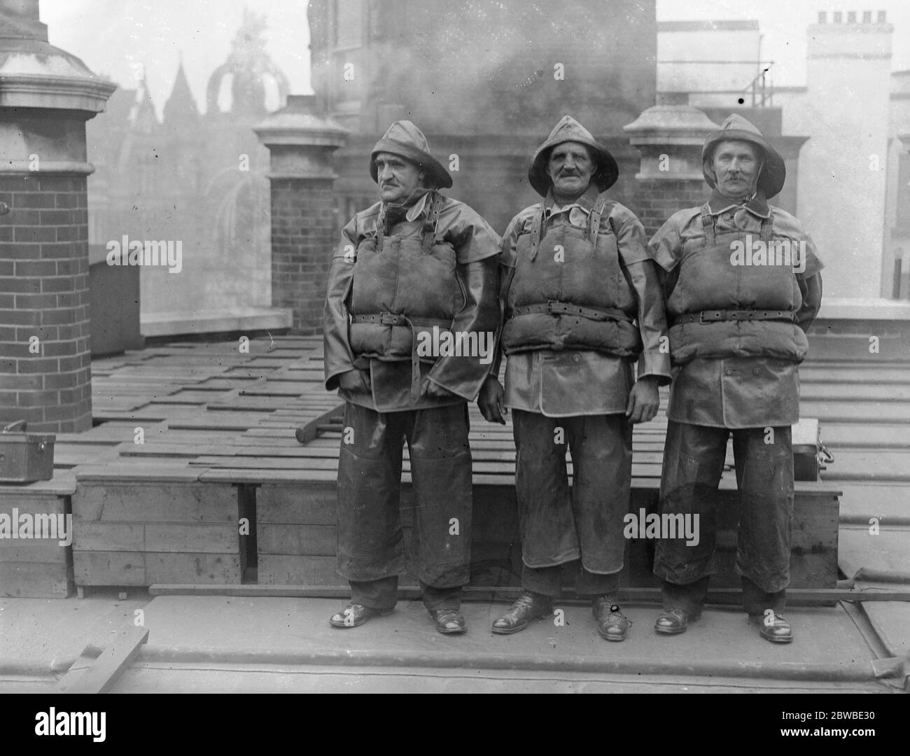Scialuppa di salvataggio Heroes (da sinistra a destra) coxswain Richard Payne ( Newhaven ) , coxswain Andrew Tose ( Runswick) 2 coxswain thos Patten ( Runswick ) 20 marzo 1925 Foto Stock