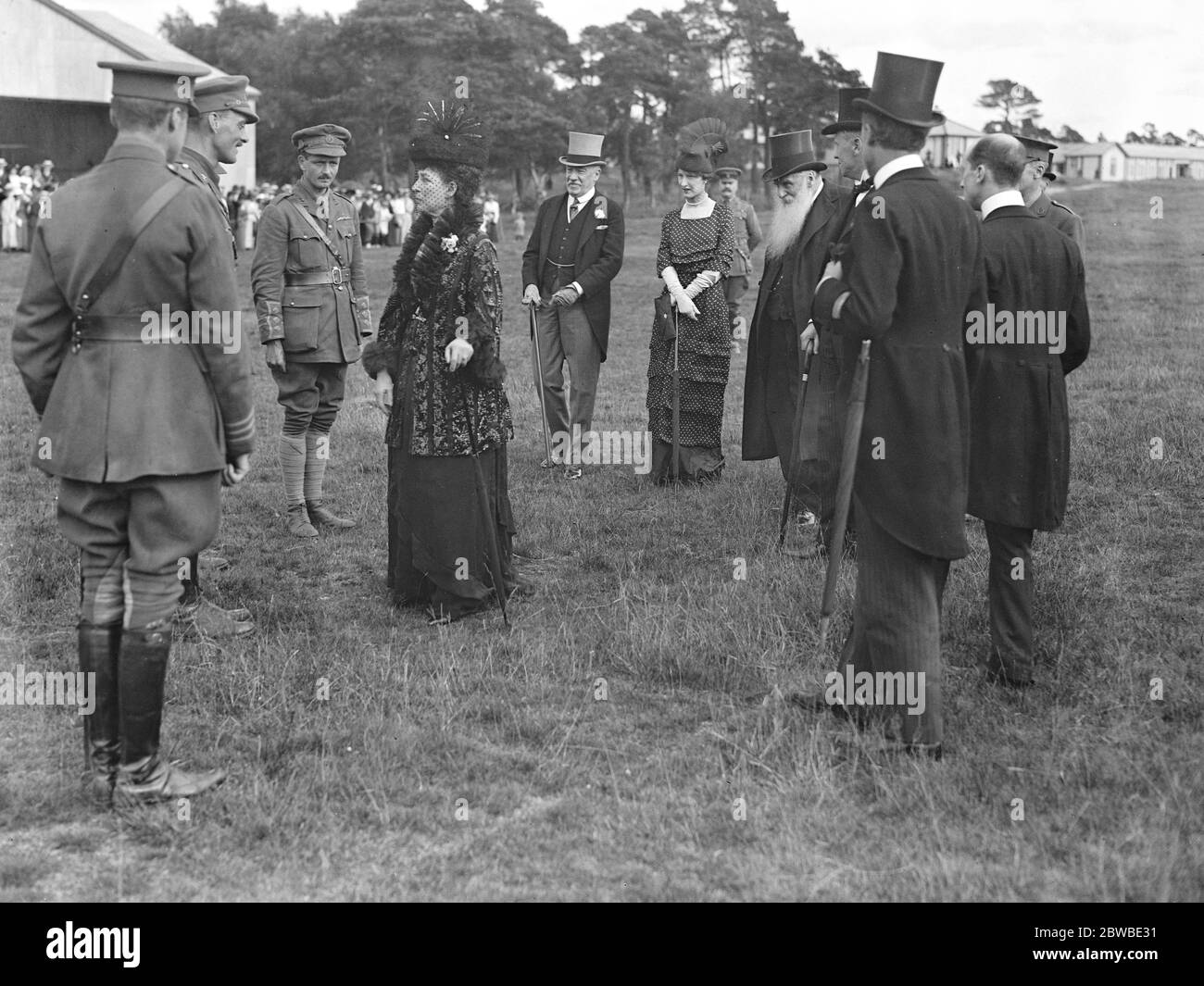 La regina Alexandra alla Royal Aircraft Factory, Farnborough, 3 luglio 1915, dove nominò quattro degli aerei forniti dal Club d'oltremare al Royal Flying Corps. 3 luglio 1915, Foto Stock