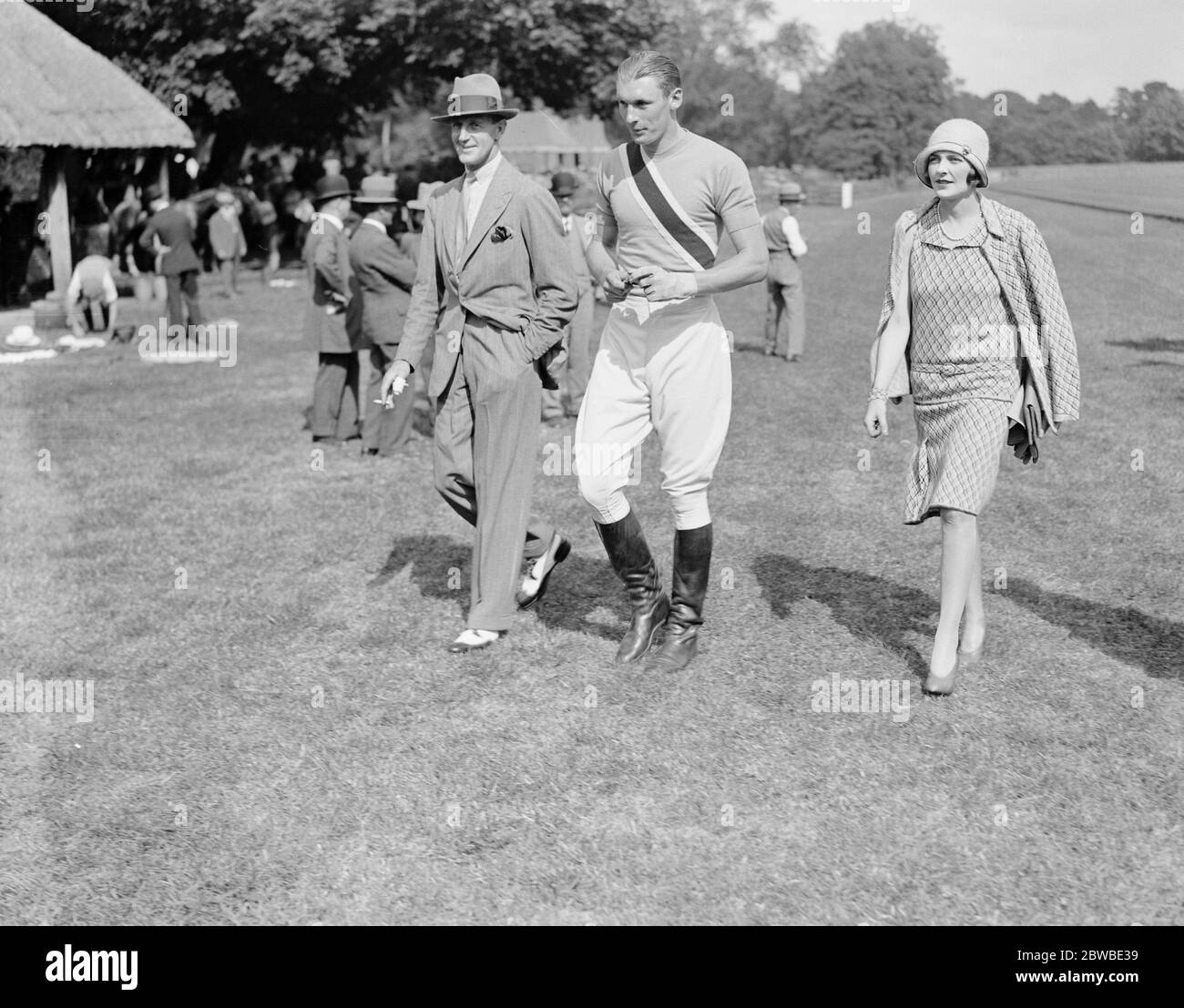 Torneo di polo della settimana Goodwood al Cowdray Park . Da sinistra a destra ; Major Metcalfe , MR F W C Guest e Lady Louis Mountbatten 1929 Foto Stock