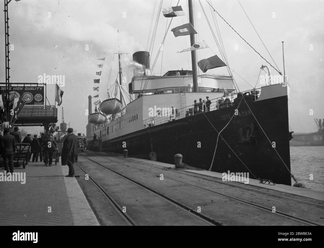 Il nuovo vaporetto a canale trasversale ' Cote D' Azor ' e il treno 'Golden Arrow' 22 aprile 1931 Foto Stock