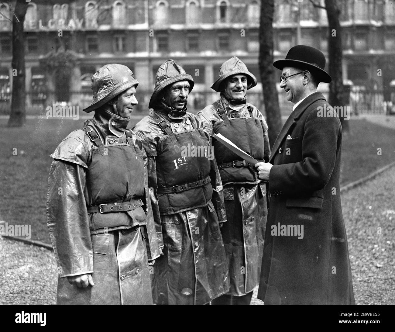 Gli eroi di linfa decorati presso il Royal National Lifeboat Institution il signor C H S Coffield (N B L i) legge i premi a (destra della foto) da sinistra a destra secondo coxswain R C Brown (Swanage), secondo coxswain H e Pow (Appletore ) E Motor Mechanic C T Hornab Rook ( Appletore ) 5 aprile 1935 Foto Stock