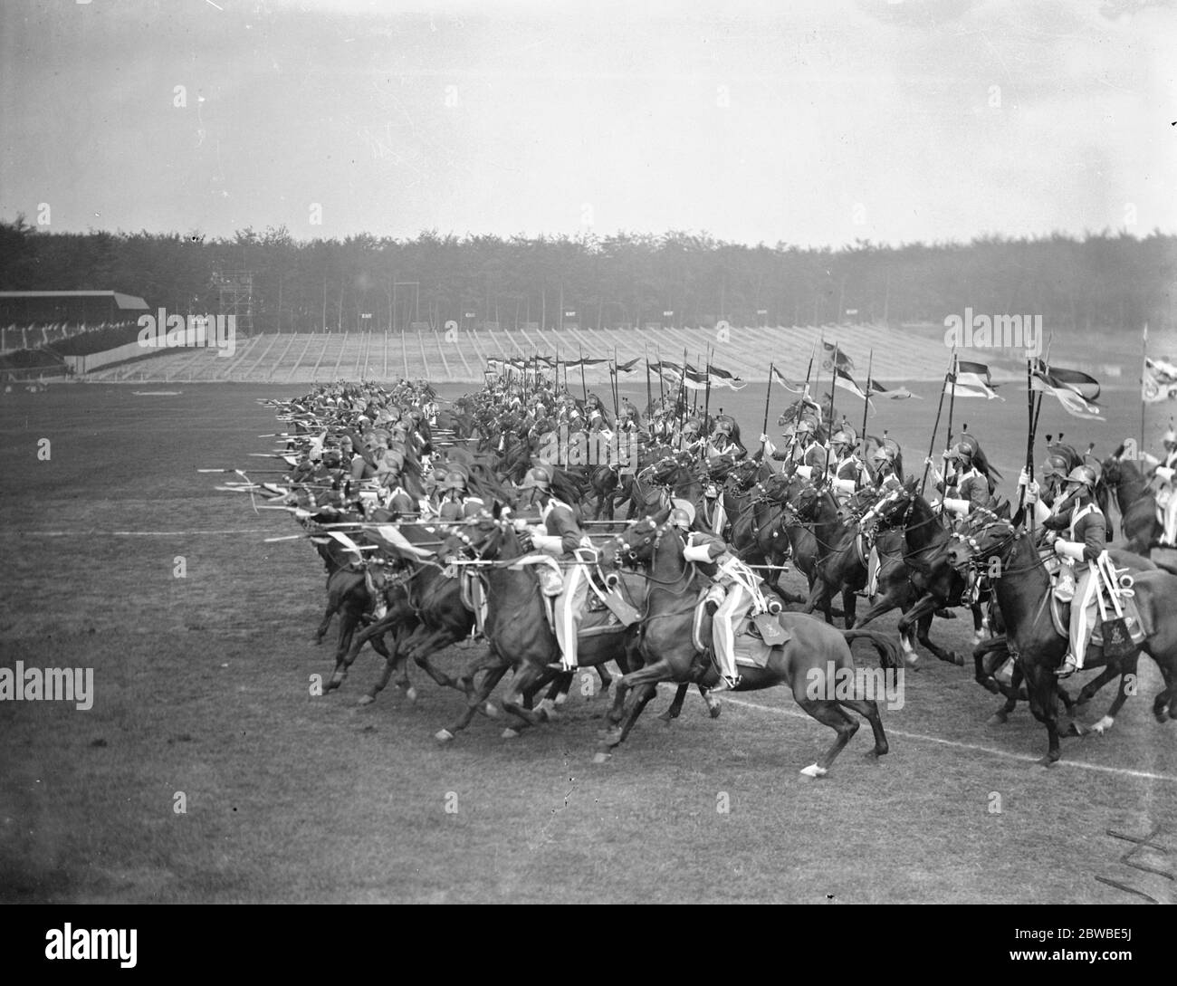 Nell'arena di Rushmoor , Aldershot , Hampshire , per il Tattoo Aldershot . Una carica di cavalleria . 30 maggio 1935 Foto Stock