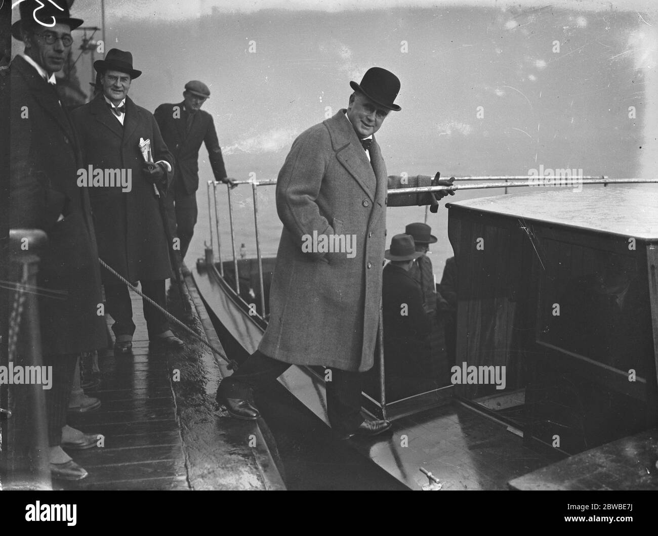 Al molo di Westminster Sir Samuel Instone alle prove del nuovo motoscafo destinato al traffico passeggeri sul tamigi 10 gennaio 1930 Foto Stock