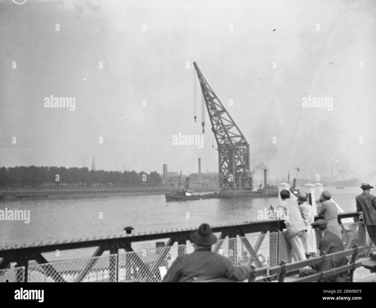 Gru gigante in transito sul Tamigi 26 luglio 1929 Foto Stock