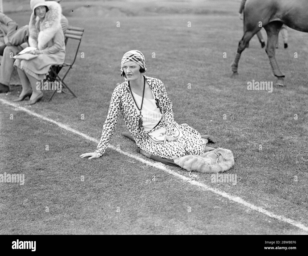 Guardando la Polo Internazionale al ranelagh Club - Inghilterra contro il resto - Baronessa Ravensdale . 21 giugno 1930 Foto Stock