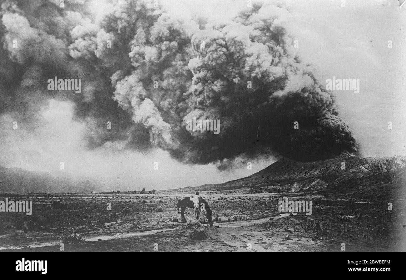 L'aereo atterra sul vulcano . Il vulcano bromo ( Giava orientale ) era in piena eruzione quando un aereo , pilotato dall'aereo francese Chanteloup atterrò sul suo cratere . Nessuna impresa di questo tipo era mai stata compiuta nella storia dell' aviazione . Il vulcano bromo in piena eruzione . 1 agosto 1922 Foto Stock