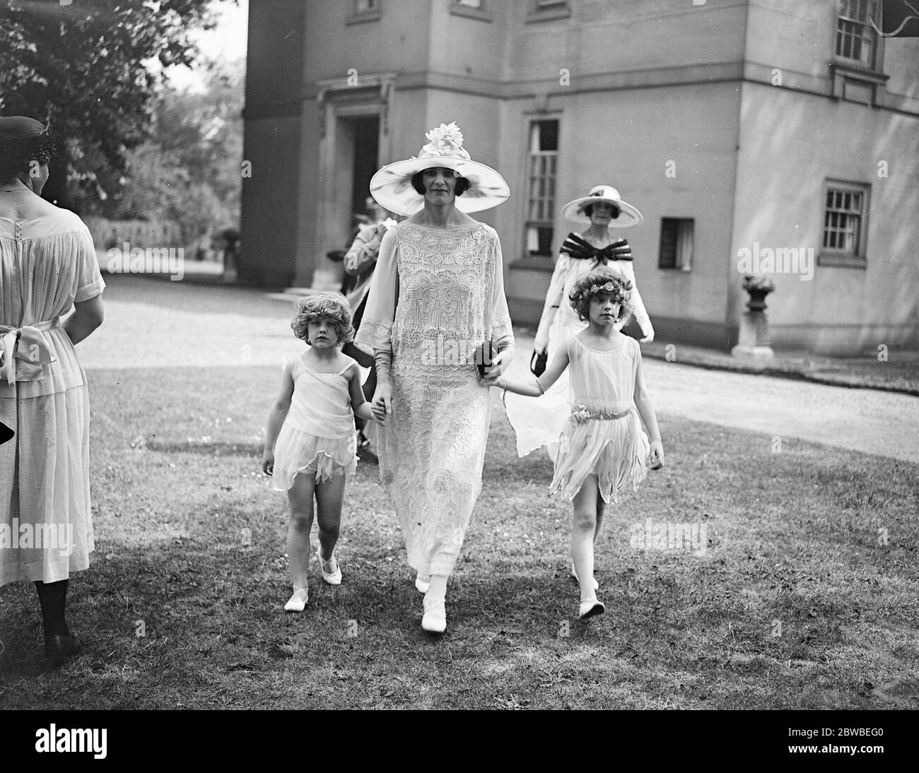 Festa in giardino di Lady Beatty a Hanover Lodge , Regent's Park . Lady Mainwaring con i suoi figli , che ha dato una bella mostra di danza . 11 luglio 1923 Foto Stock