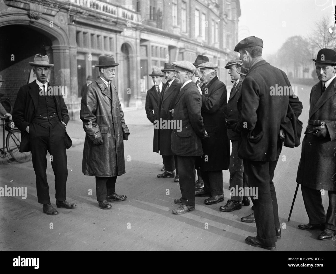 Il Royal Leamington Spa, Warwickshire, Inghilterra, Nicholls, candidato liberale alla Royal Leamington Spa, E Warwick per elezione parlando con disoccupati alla Royal Leamington Spa sul tema della disoccupazione al di fuori del municipio di Leamington 8 novembre 1923 le elezioni generali del Regno Unito 1923 si sono svolte giovedì 6 dicembre 1923. I conservatori, guidati da Stanley Baldwin, hanno ottenuto il maggior numero di seggi, ma i laburisti, guidati da Ramsay MacDonald, e il Partito Liberale riunitosi di H. Asquith hanno ottenuto un numero sufficiente di seggi per produrre un parlamento appeso. È stata l'ultima elezione generale del Regno Unito in cui un terzo (t Foto Stock