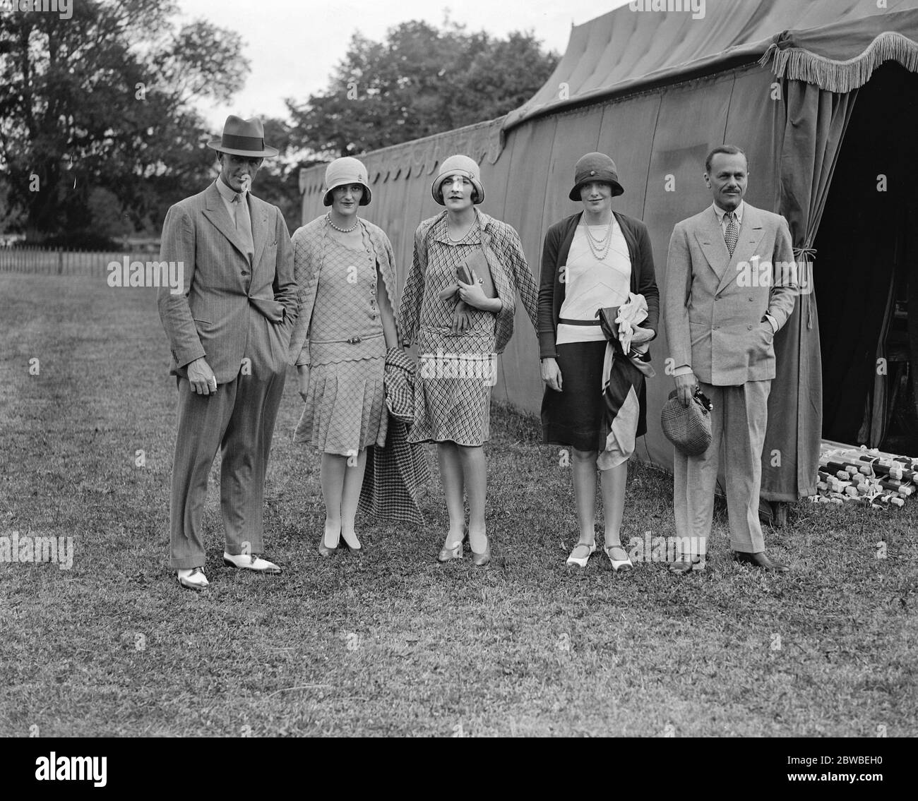 Torneo di polo della settimana Goodwood al Cowdray Park . Da sinistra a destra Major Metcalfe , Lady Alexandra Metcalfe , Lady Louis Mountbatten , Miss Lambe e Captain Burton 1929 Foto Stock