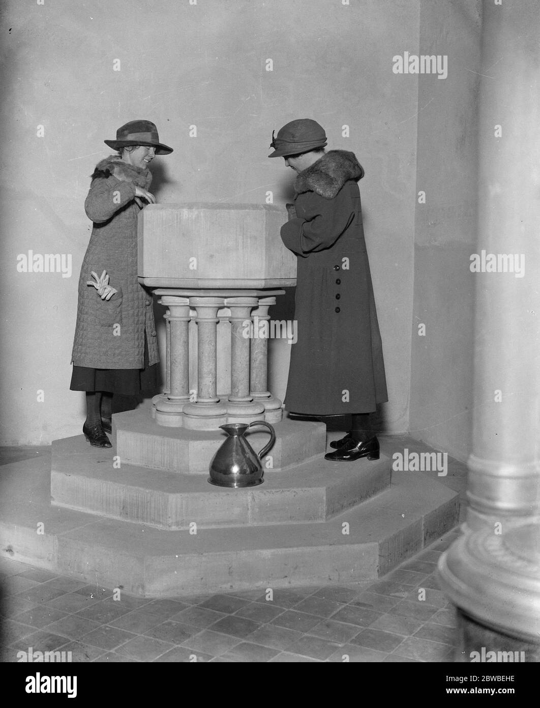 Scena del battesimo reale . Il font a Goldsborough Church . 17 marzo 1923 Foto Stock