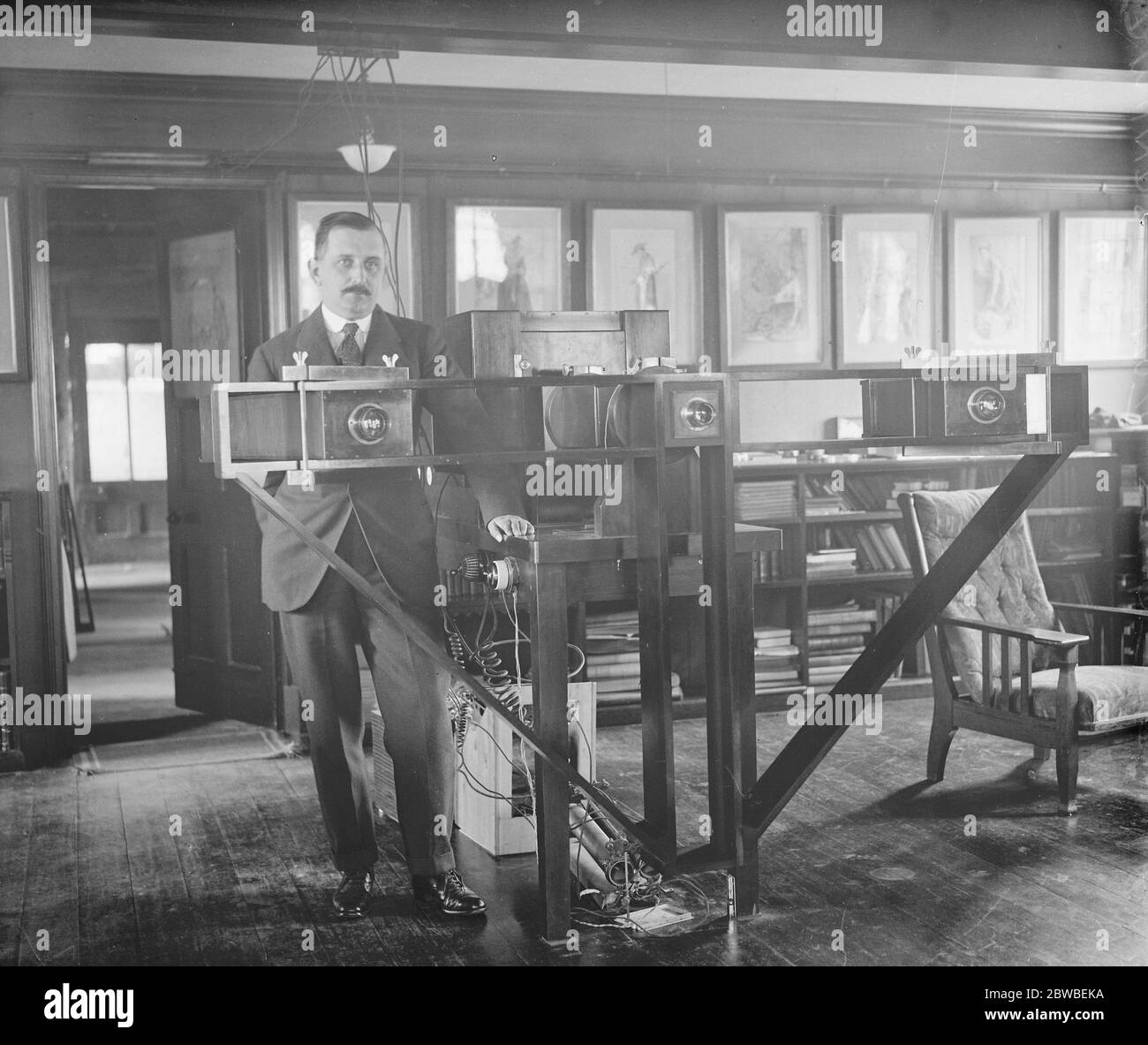 Foto scultura , notevole forma di arte nuova Foto scultura è il nome che il signor Edmunds di Brighton ha dato ad una nuova e notevole forma d'arte . Si tratta di una combinazione di fotografia e di macchine ad azionamento elettrico che produce un busto dalla fotografia dei sitters 27 aprile 1922 Foto Stock