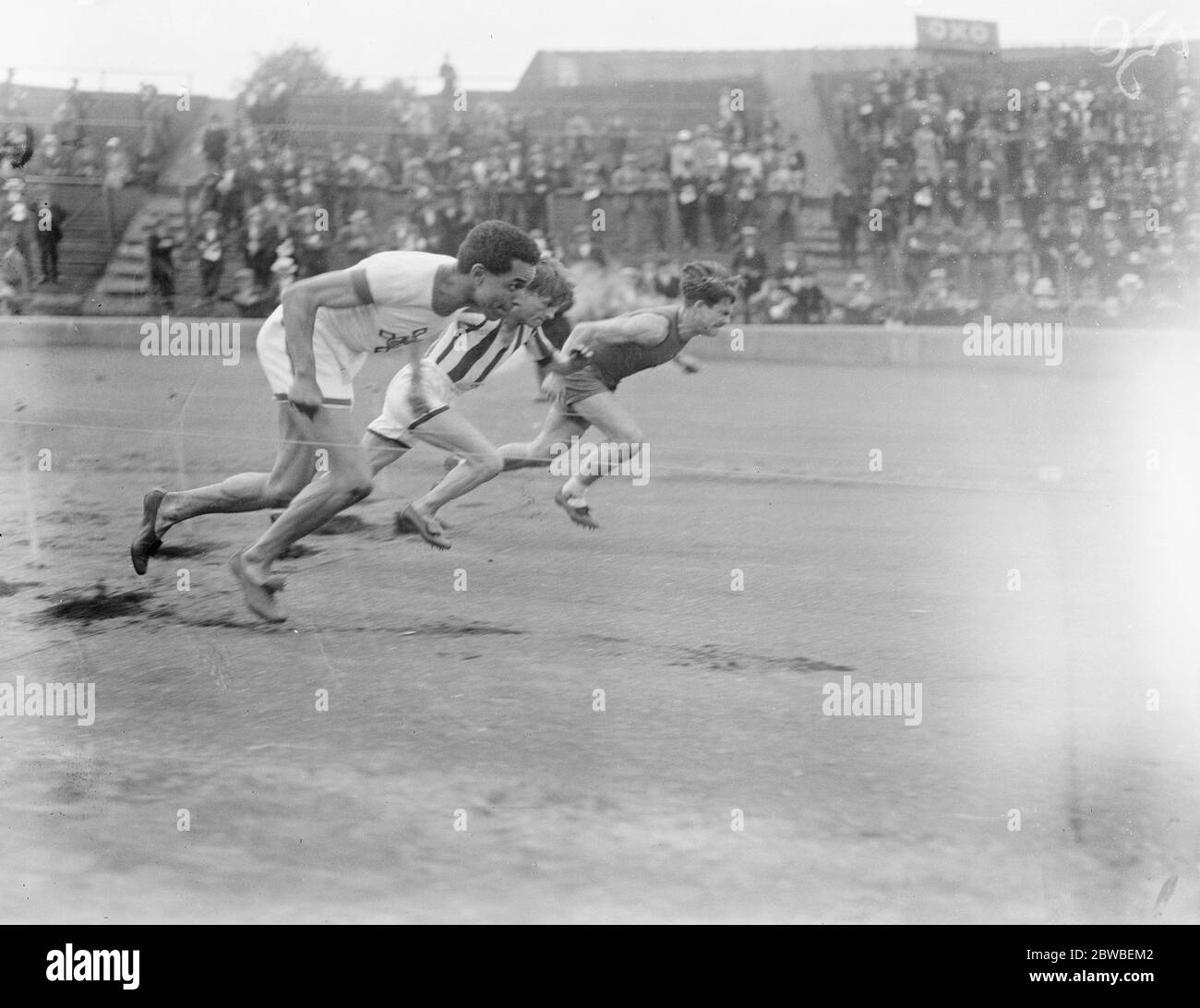 Scena atletica allo Stamford Bridge Sports l'inizio di una delle manche nella gara di scratch da 100 yard . Edward è la figura più vicina alla fotocamera 16 luglio 1921 Foto Stock