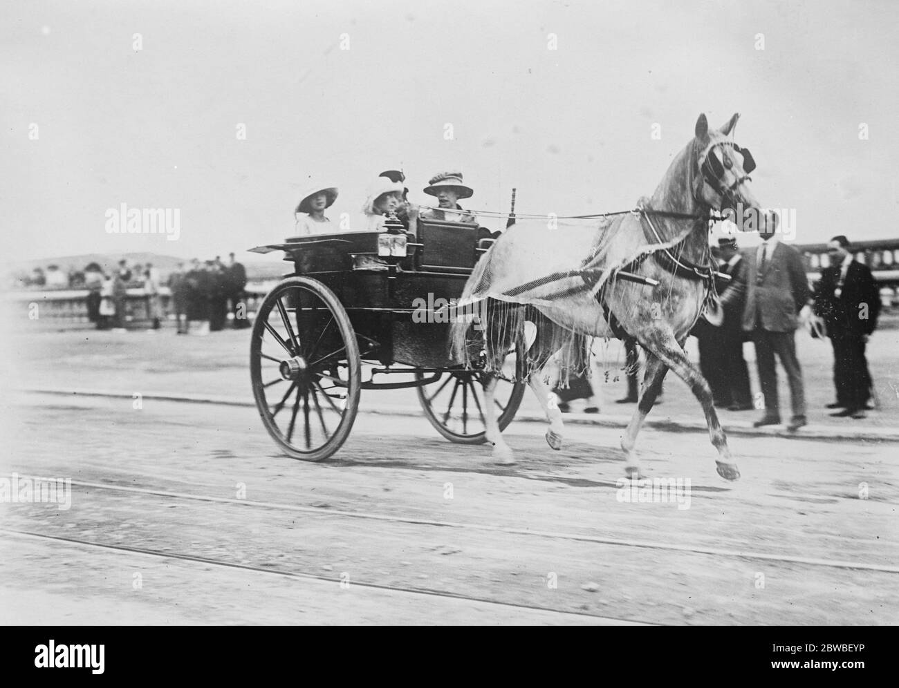 Spagnolo Royal Familys Estate Holiday la principessa Beatrice e la principessa Christina guida sul davanti a Santander 29 luglio 1922 Foto Stock