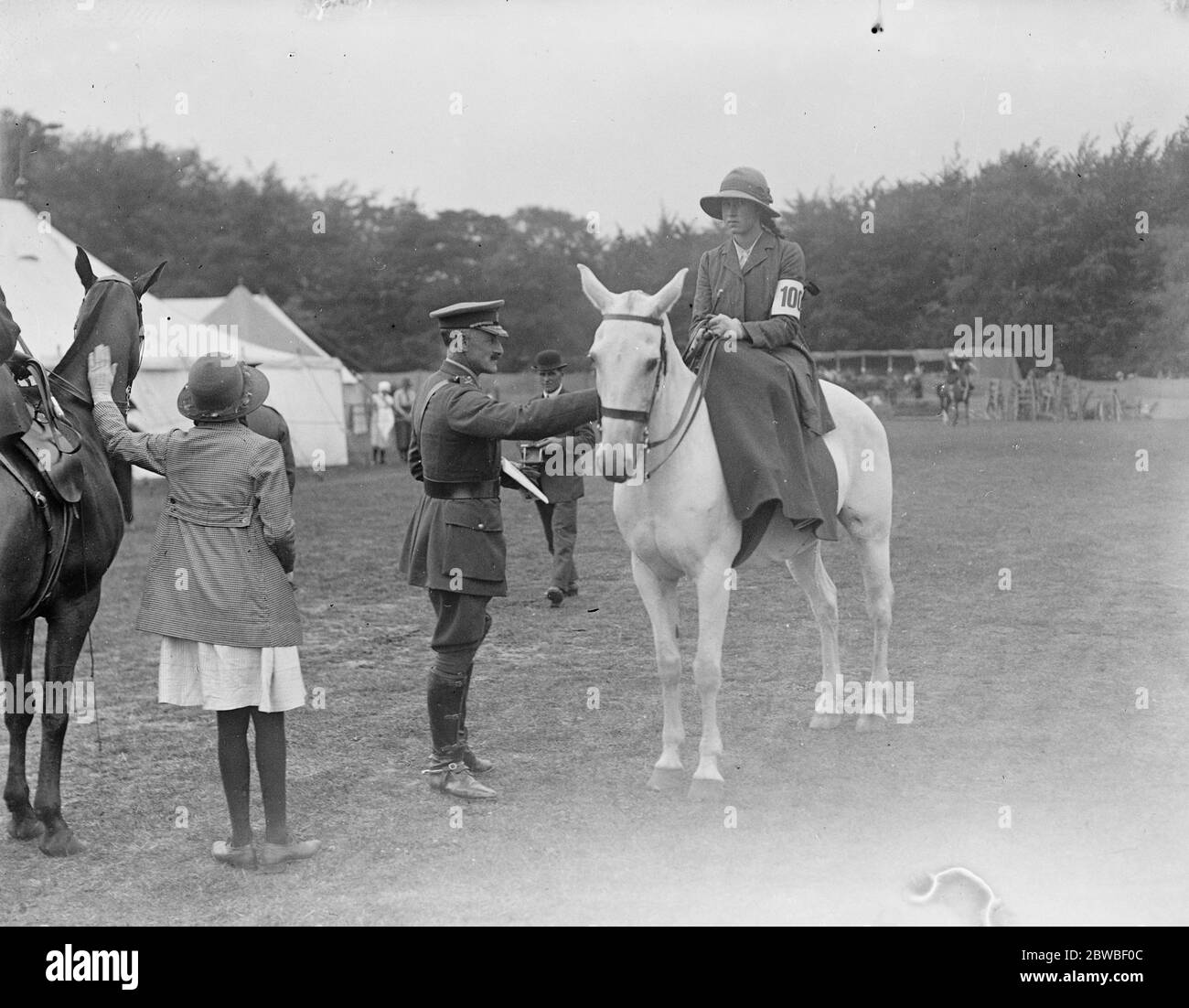 All'Aldershot Horse Show , il generale Sir EG Bainbridge parla con uno dei concorrenti. Foto Stock