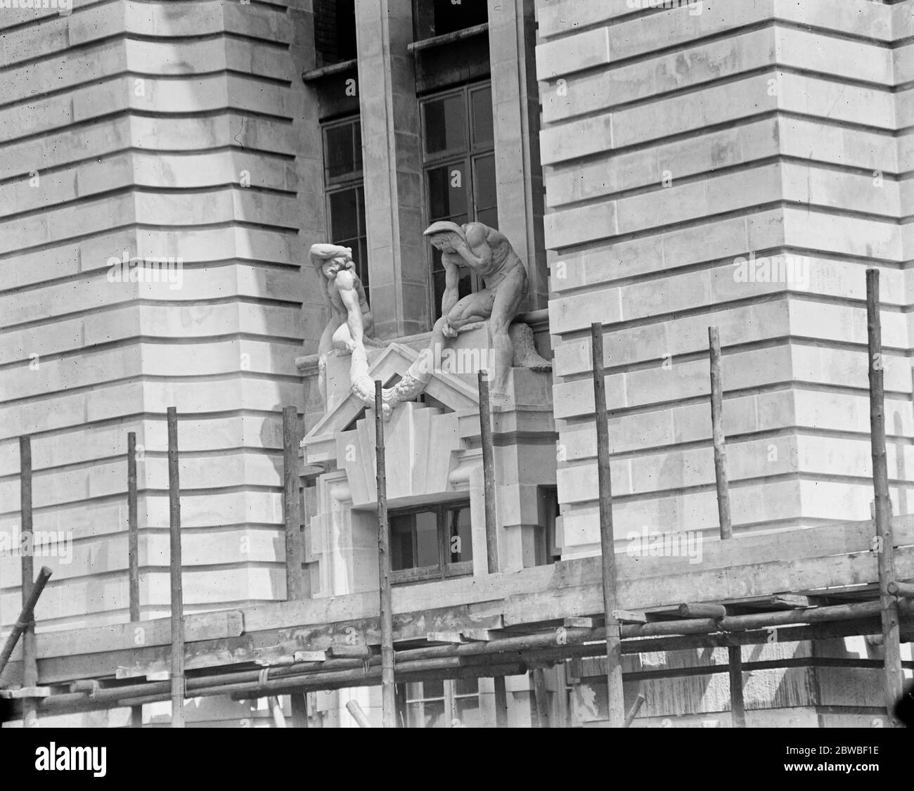 Misterioso Statuario sulla Nuova County Ball Londons uno dei gruppi scolpiti è stato chiesto se le figure sono impegnati a strangere il lavaggio di famiglia 7 maggio 1920 Foto Stock