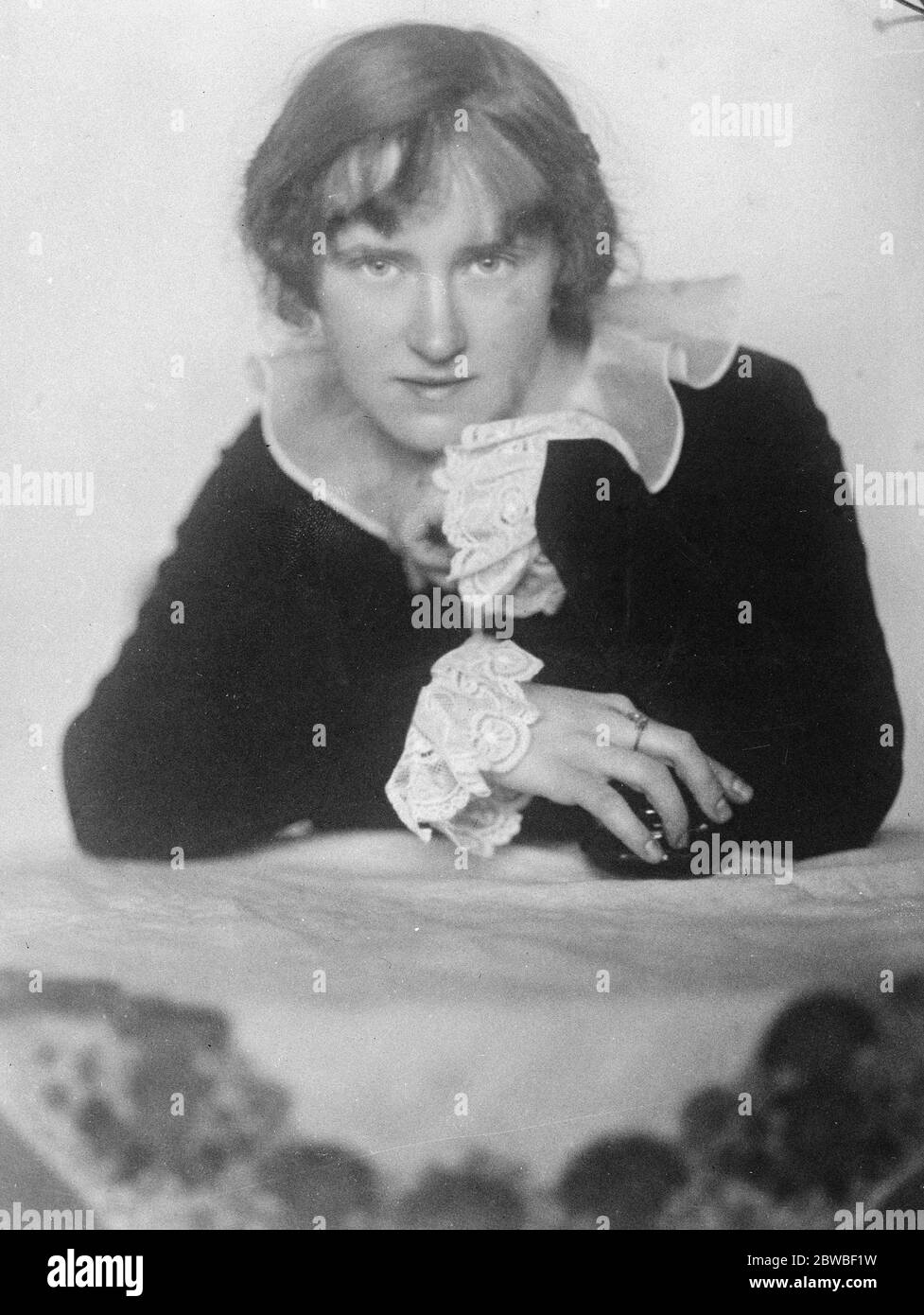 Per dipingere il Principe di Galles Mlle Elizabeth Podvinetz di Praga , la più famosa donna pittore cecoslavakias che è dovuto a Londra e che è stato concesso il permesso reale di dipingere il Principe di Galles 25 giugno 1923 Foto Stock