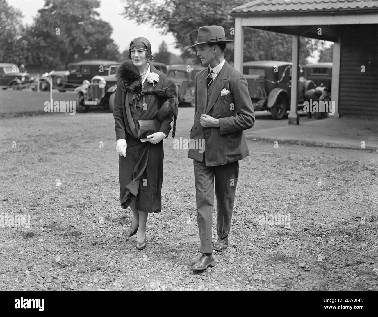 Guardando il Polo Internazionale al ranelagh Club - Inghilterra contro il resto - la signora Maurice Kingscote e il capitano McCreery . 21 giugno 1930 Foto Stock