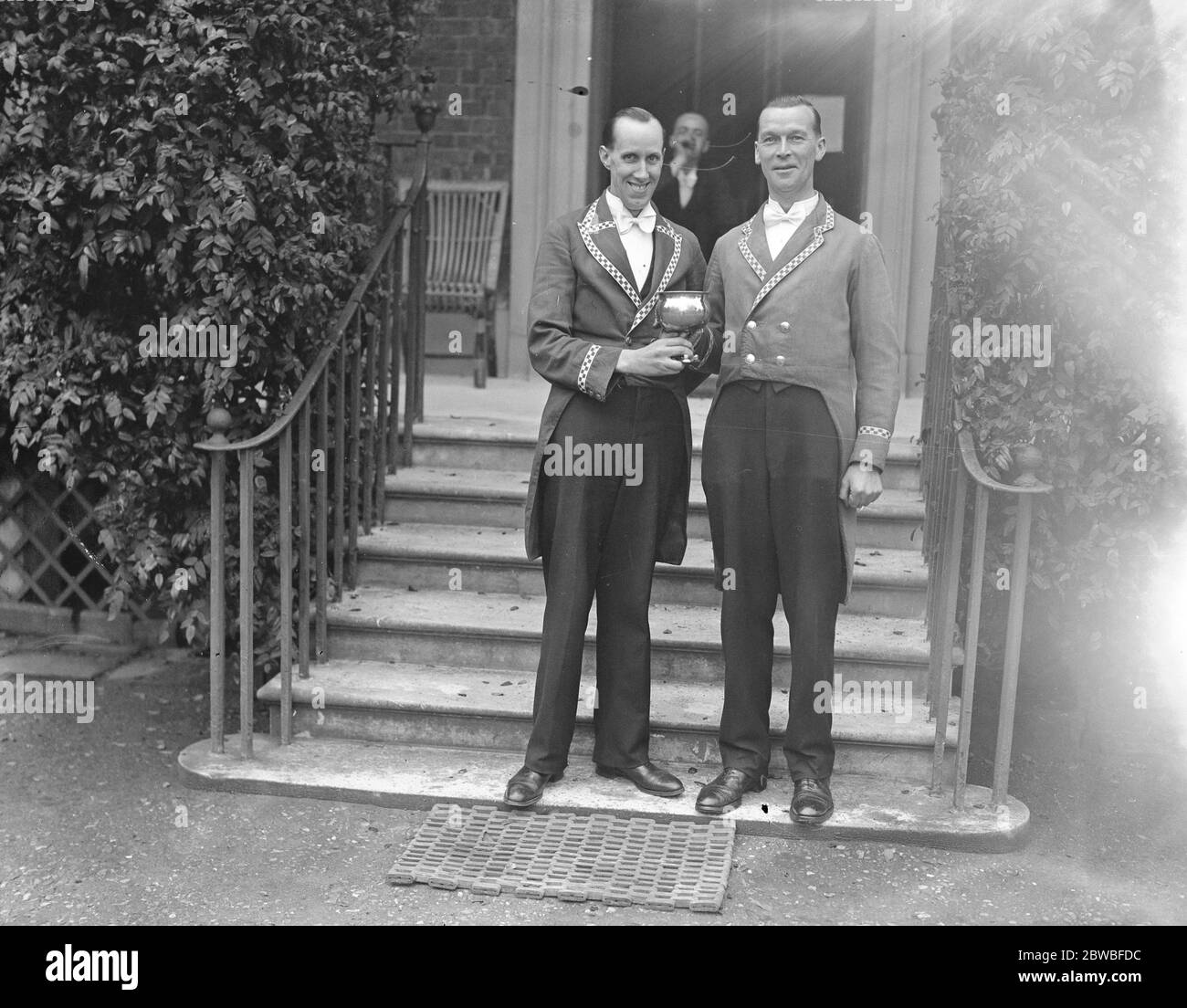 Servitori uomini tipici - pedoni - al ranelagh Club , Barnes London . Il signor AE Simmons sulla destra. 28 aprile 1934 Foto Stock