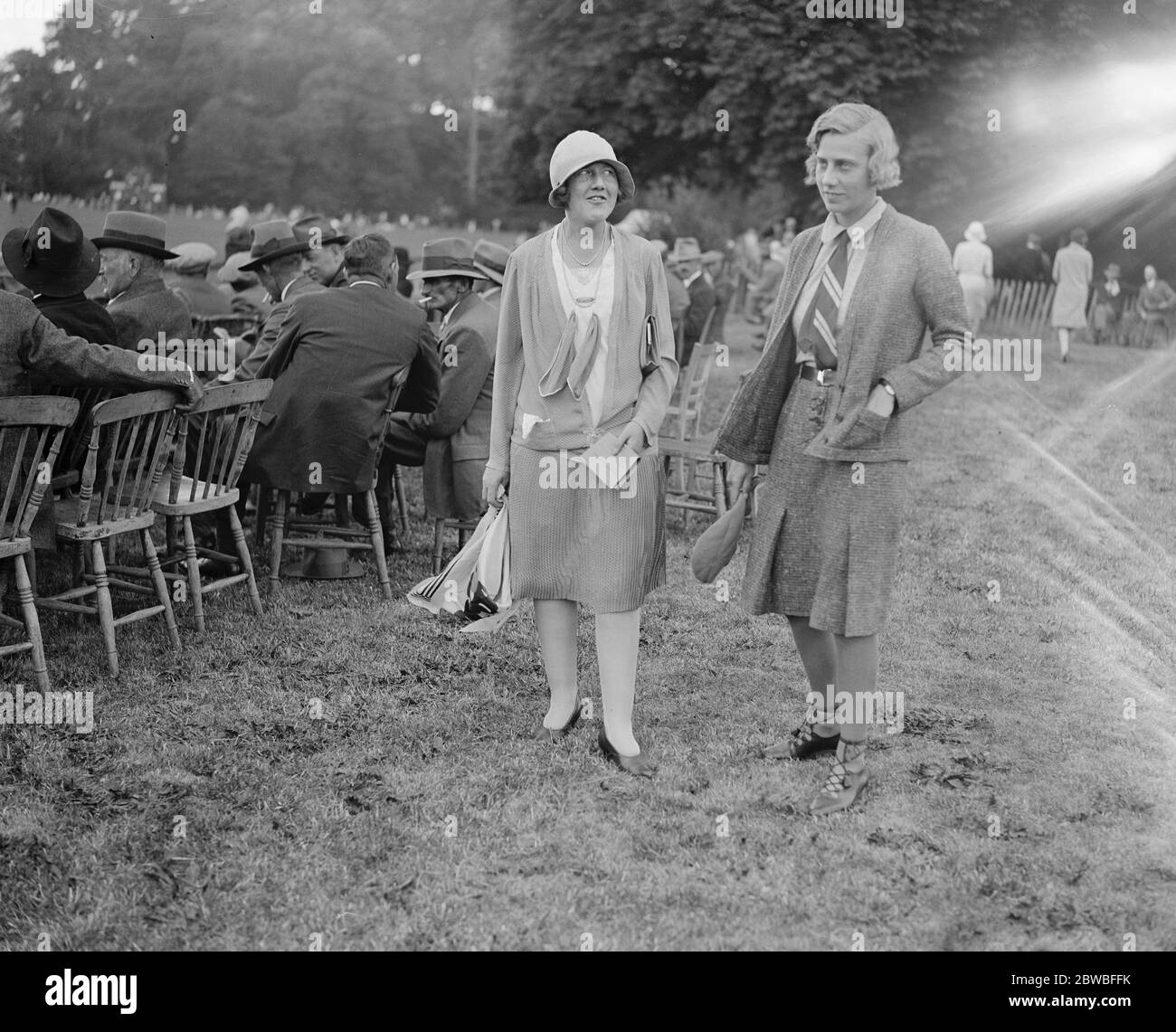 Torneo di polo della settimana Goodwood al Cowdray Park . Svolta a sinistra e a destra su Miss Primrose Bancroft e Hon Yoskyl Pearson 1929 Foto Stock