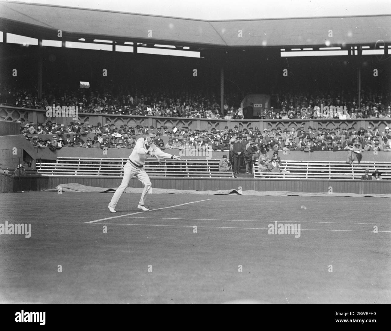 Campionati di tennis su prato a Wimbledon . V Richards (America) in gioco . 26 giugno 1923 Foto Stock
