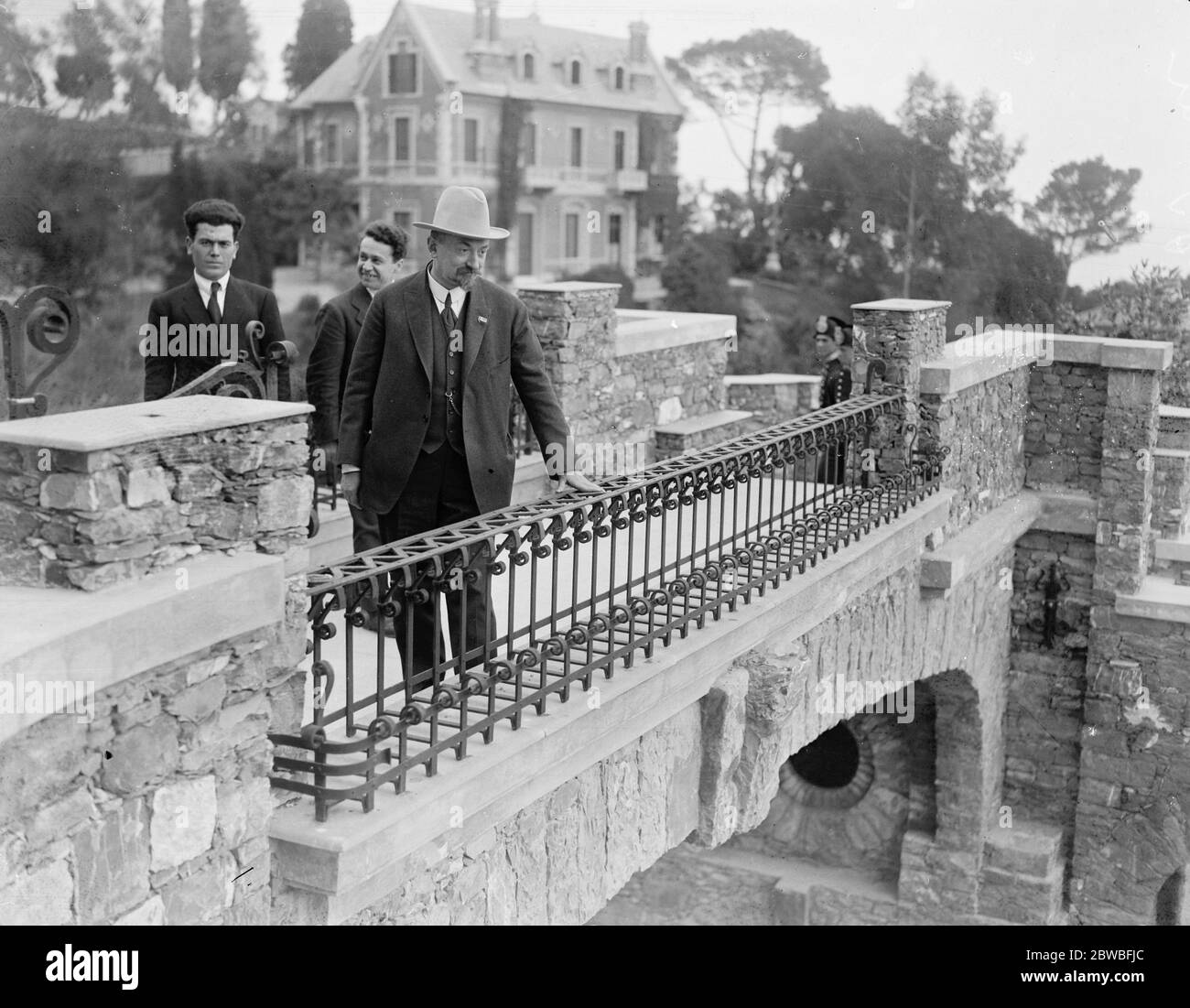 Conferenza della Lega delle Nazioni a Genova M Chicherin il delegato russo capo fotografato su un ponte che domina il villaggio di Santa Marguerita vicino a Genova 11 aprile 1922 Foto Stock