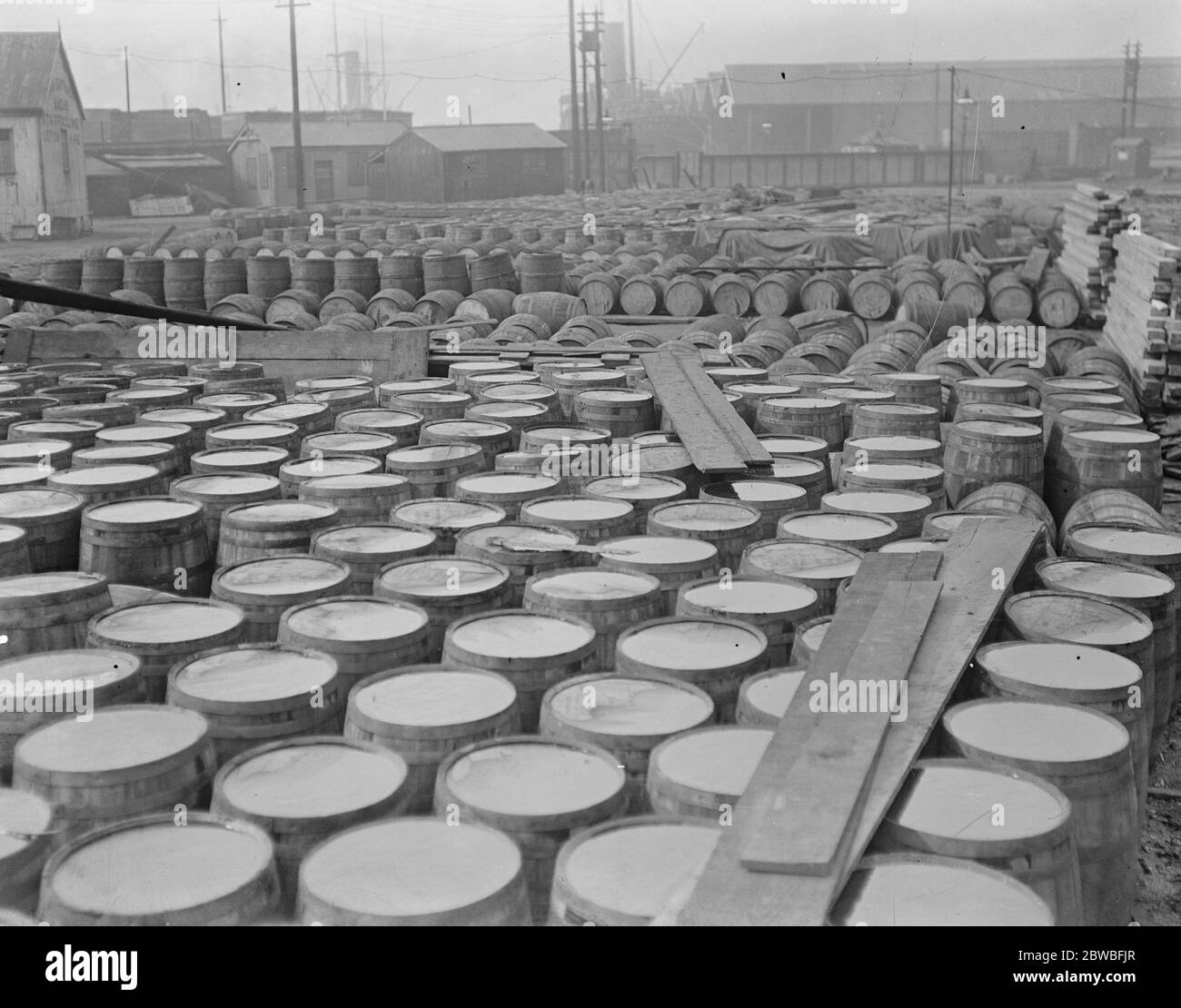 5 , 000 barili di sciroppo tenuti a Surrey Docks si sostiene che 5 , 000 barili di sciroppo d'oro arrivati 2 anni fa non sono ancora spostati il 21 aprile 1920 Foto Stock