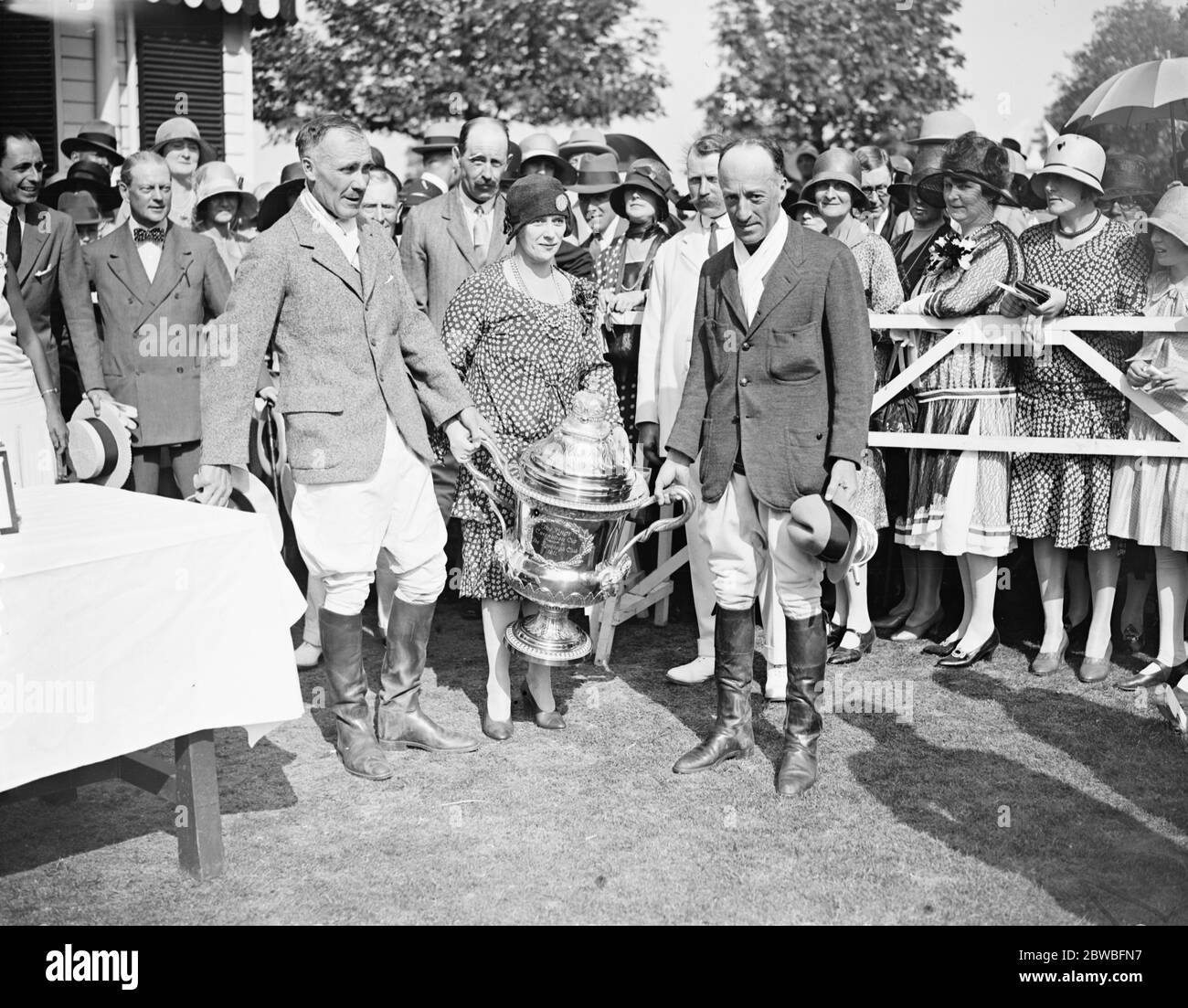 Ranelagh Polo Club - Kings Coronation Cup Final MME Merrey del Val , che ha presentato la coppa il 18 luglio 1928 Foto Stock
