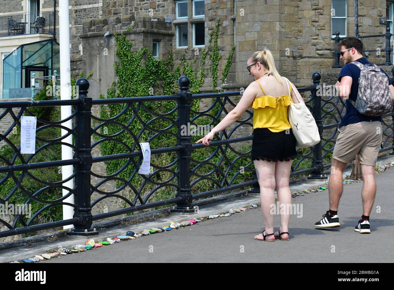 Clevedon, Regno Unito. 31 maggio 2020. 31 Maggio 2020.Covid -19 Rock Snake ornati di ciottoli e rocce sono visti sulla passeggiata a Clevedon Nord Somerset la domenica pomeriggio, e i passanti con una sosta per guardare. Credito immagine: Robert Timoney/Alamy Live News Foto Stock