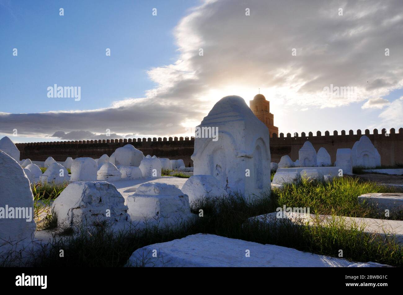 Il cimitero della Grande Moschea di Kairouan, conosciuta anche come la Moschea di Uqba, al tramonto. Foto Stock