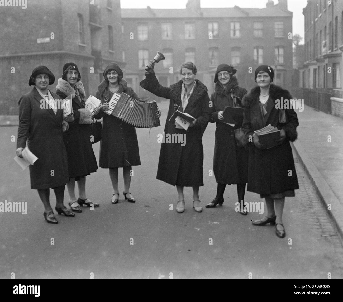 Elezioni generali . La sig.na Hilda Browning , candidato laburista per Clapham ( con campana ) e alcuni dei suoi sostenitori si sono dati appuntamento per un tour di caccia . 16 ottobre 1931 Foto Stock