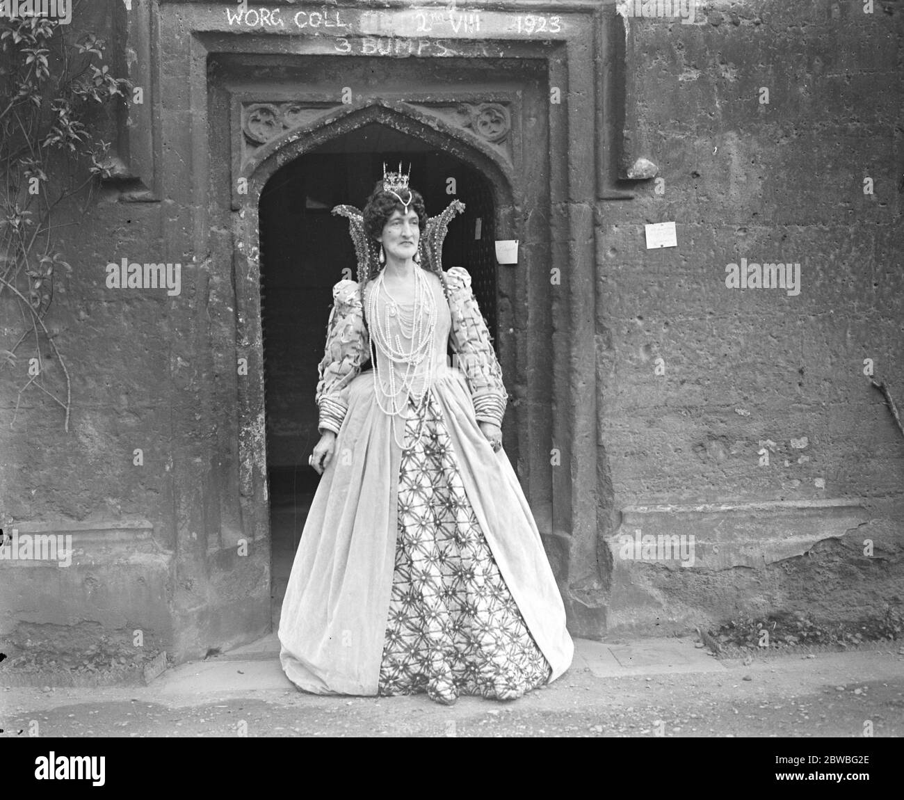 La signora Asquith, come Regina Elisabetta al Worcester College di Oxford. La signora Asquith come Regina Elisabetta . 12 luglio 1923 Foto Stock