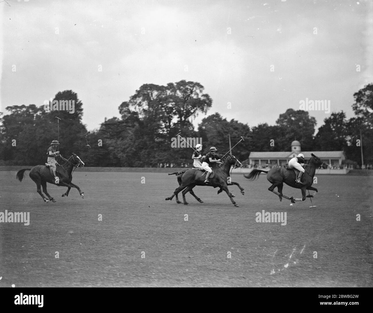 Ladies Inter - Club Polo Match al Ranelagh Club , West London . Miss nell Campbell ( Ferne A team ) fa un colpo durante un inseguimento downfield . 1937 Foto Stock