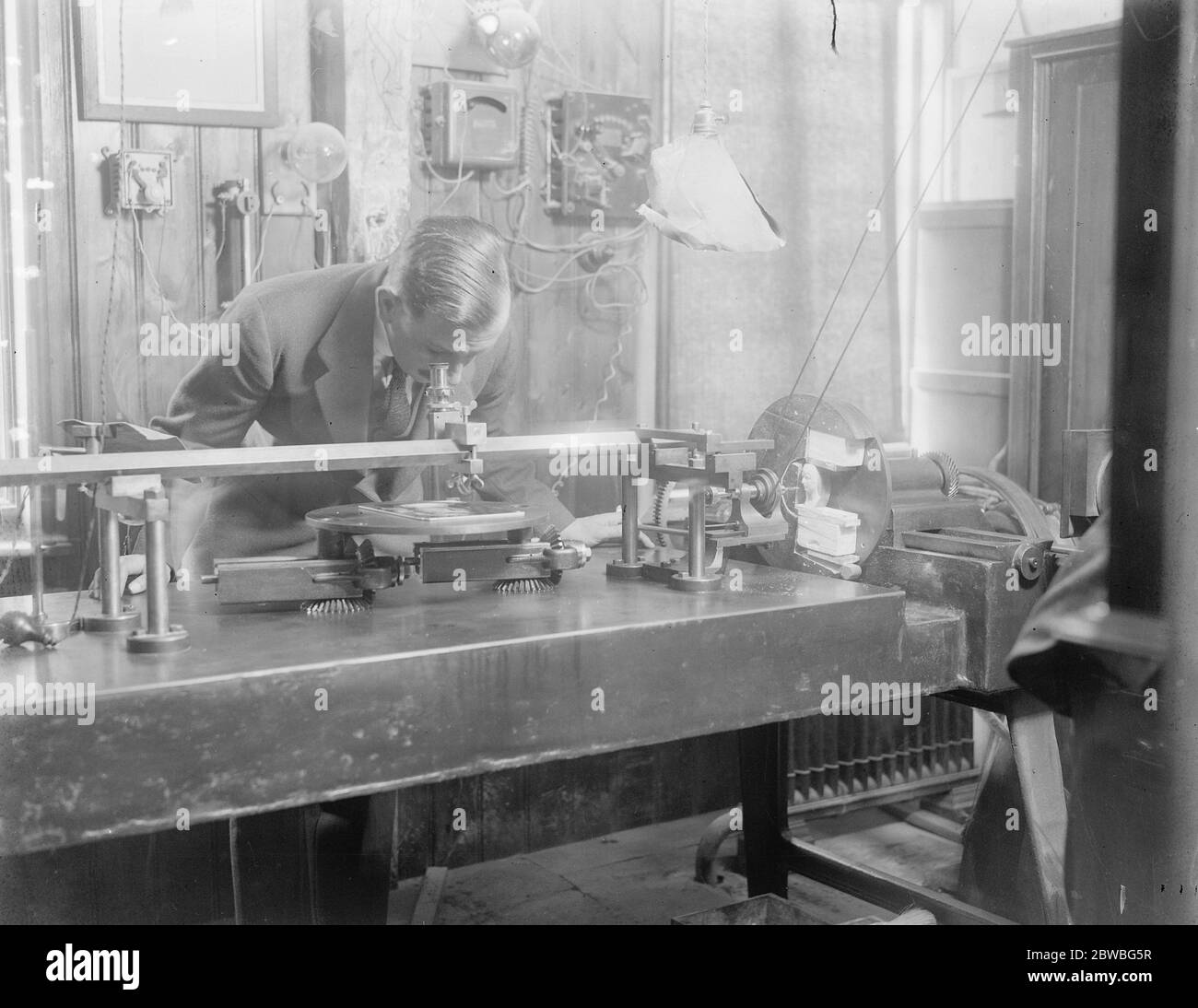 Foto scultura , notevole forma di arte nuova Foto scultura è il nome che il signor Edmunds di Brighton ha dato ad una nuova e notevole forma d'arte . Il Sig. Edmunds al lavoro sulla macchina da carving che mostra la piastra guida che controlla il movimento della seminatrice 27 aprile 1922 Foto Stock