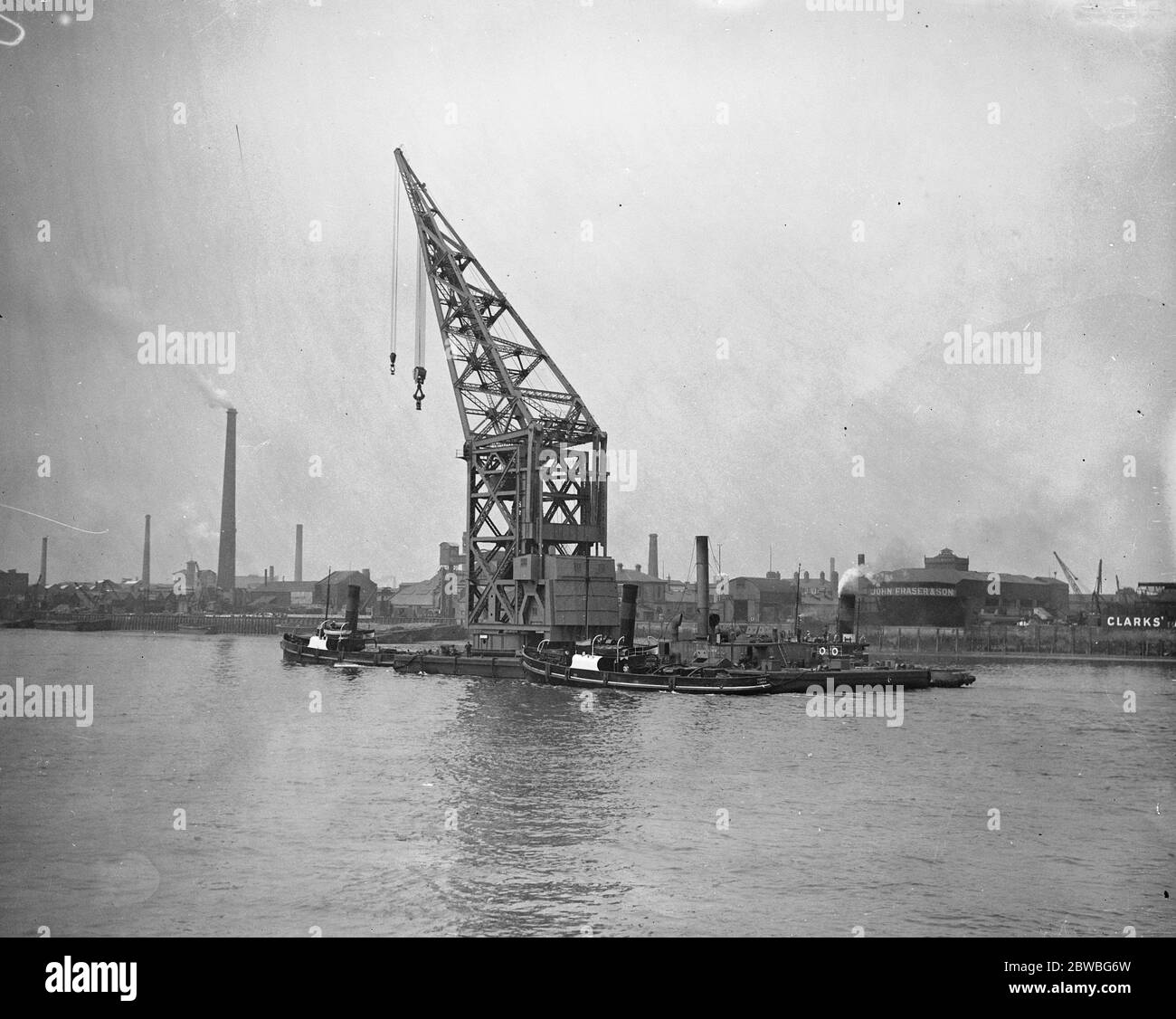 Gru gigante in transito sul Tamigi 26 luglio 1929 Foto Stock