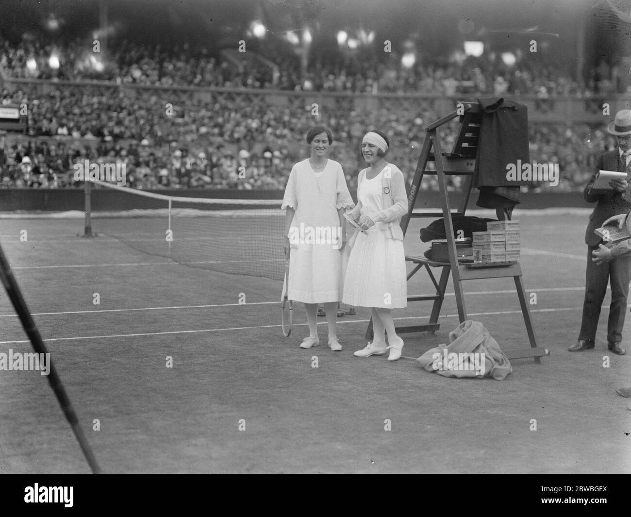 Campionato di tennis su prato a Wimbeldon Mlle Lenglen e Mrs Peacock che si sono incontrati nella semifinale del singolo da donna 8 luglio 1922 Foto Stock