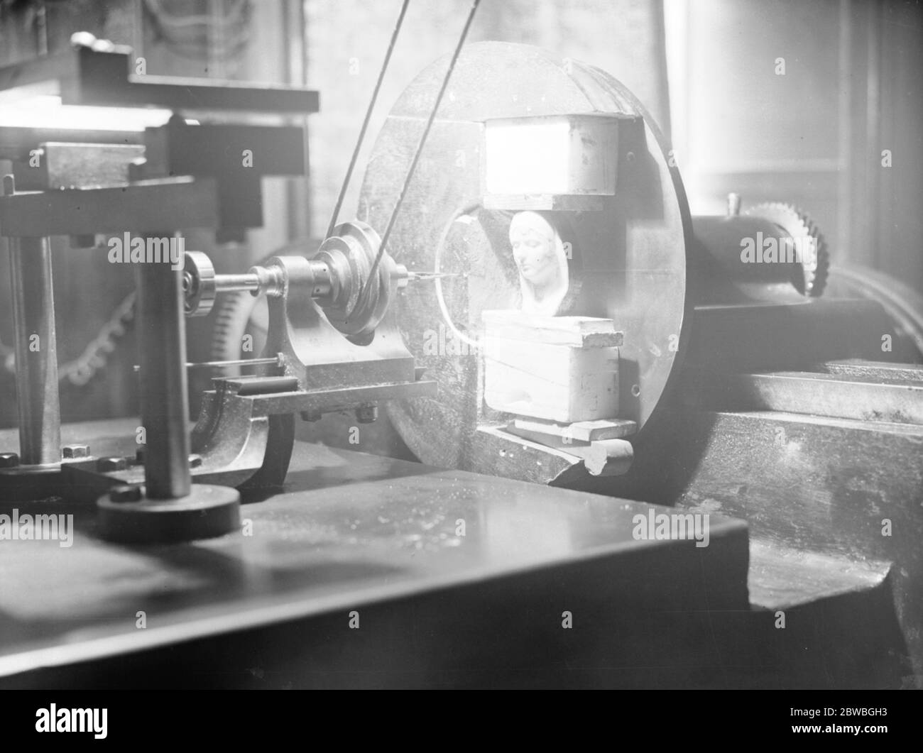 Foto scultura , notevole forma di arte nuova Foto scultura è il nome che il signor Edmunds di Brighton ha dato ad una nuova e notevole forma d'arte . Una vista ravvicinata della macchina da carving che mostra il trapano e il pezzo di ivoy in fase di scolpito 27 aprile 1922 Foto Stock