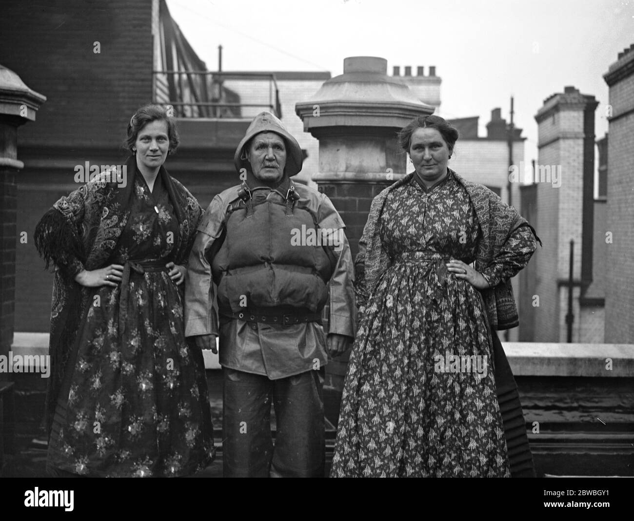 Le eroine di Newbiggin per la linfa vitale decorate alla sede nazionale di Lifeboat. La signora Dent, il coxswain e la signora Clark. 27 maggio 1927 Foto Stock