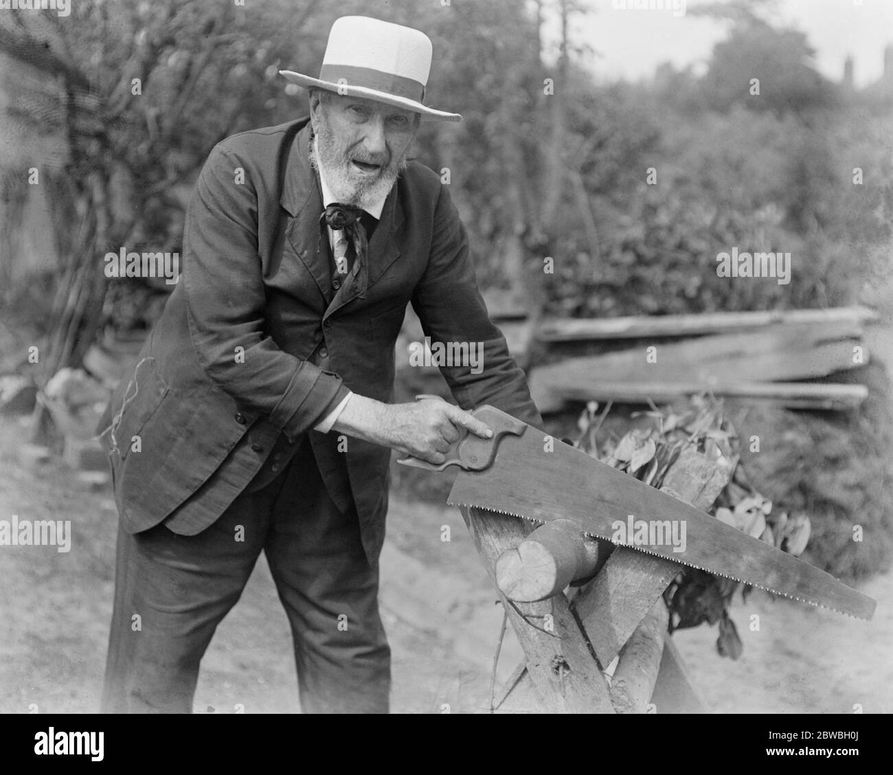 Moderazione il segreto della lunga vita Charles Tulley di Hassocks Surrey, che sta ancora lavorando duramente al 102 13 giugno 1922 Foto Stock