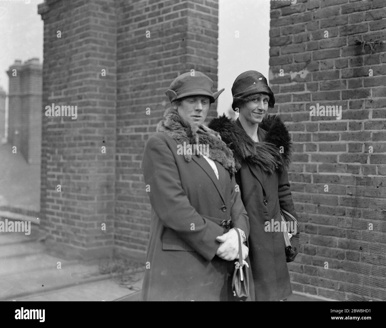 Gli Eroi di salvataggio decorarono a Londra due delle donne che trascinarono il battello di salvataggio Boulmer ( Northumberland ) per 1/4 miglia in una bizzarda Miss N Stephenson ( sinistra ) Sig.ra B Stanton 14 aprile 1926 Foto Stock