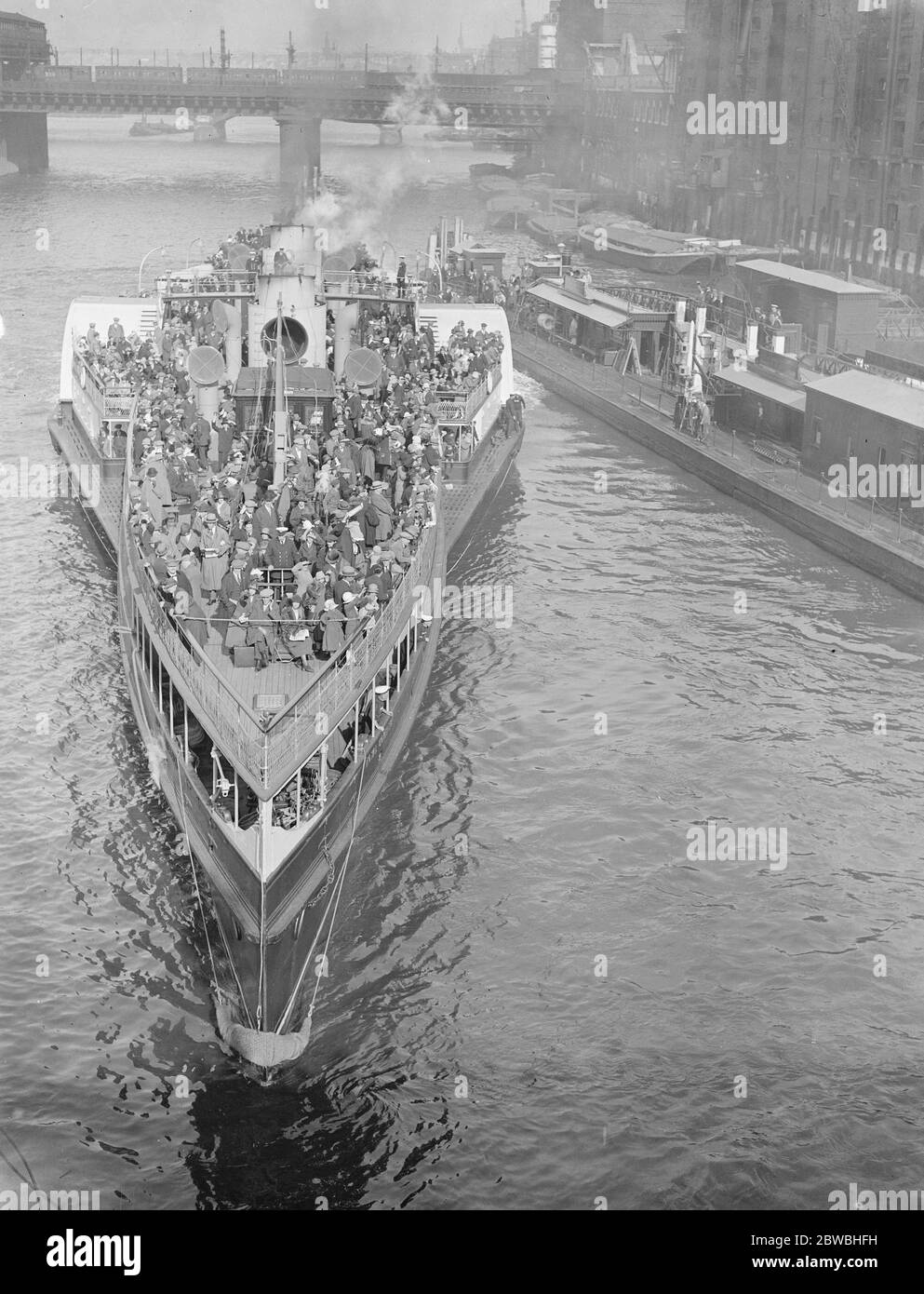 Il ' Royal Soveriegn ' lascia il molo Old Swan nel suo primo viaggio della stagione 30 maggio 1925 Foto Stock